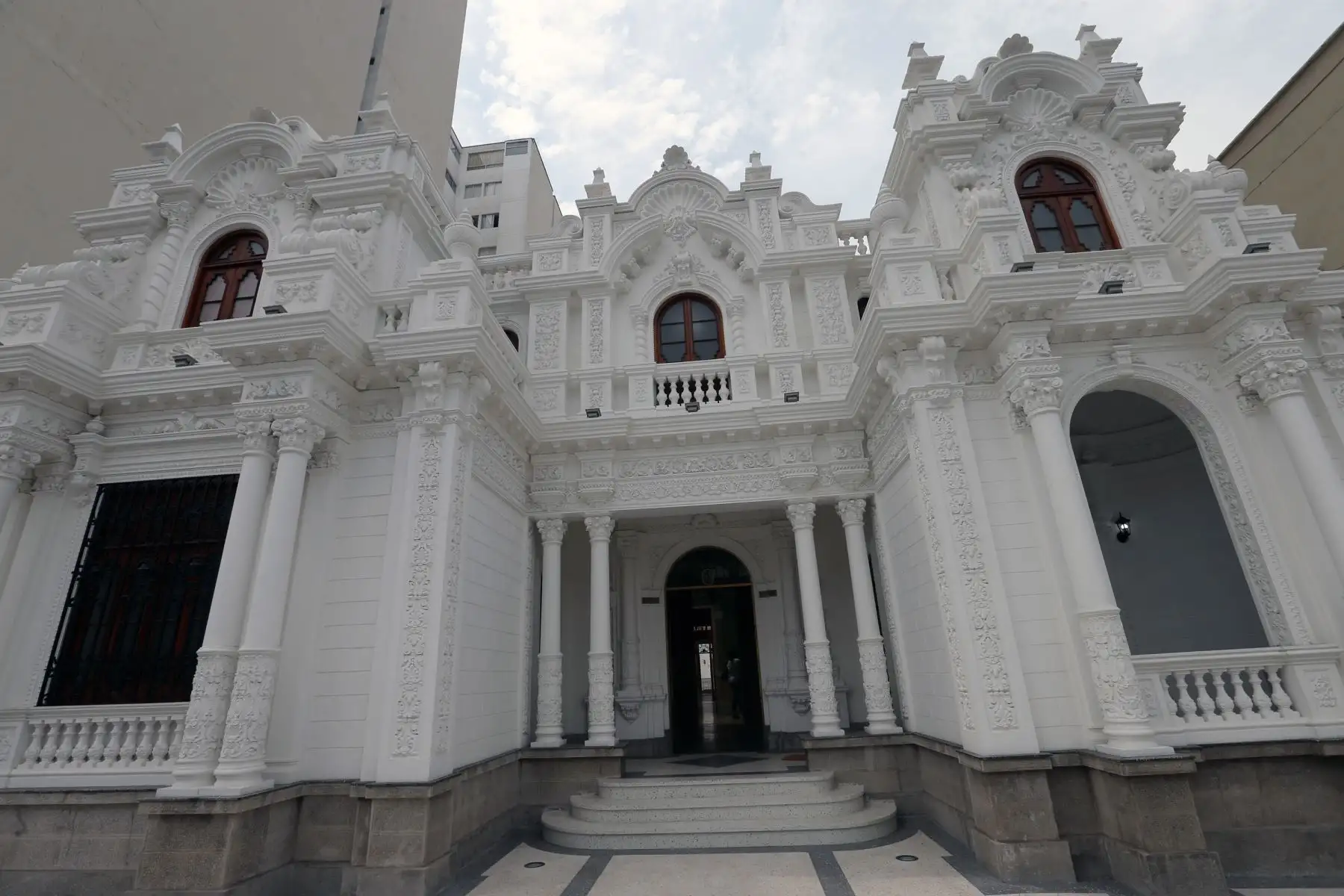 Casa Suárez, en Miraflores, tiene un  peculiar parecido al Palacio de Gobierno. Foto: ANDINA/Norman Córdova.