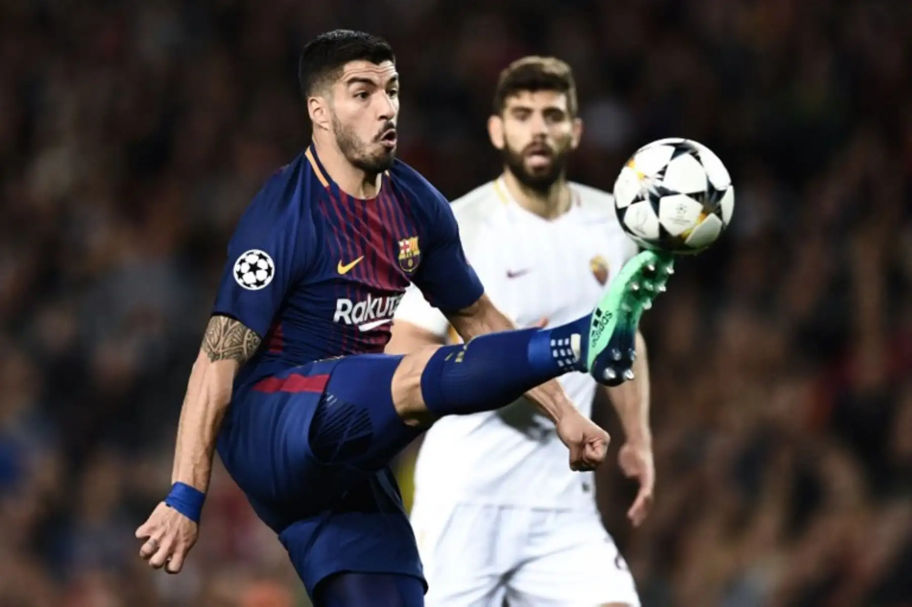 El delantero uruguayo del Barcelona Luis Suárez controla el balón junto al defensa argentino de Roma Federico Fazio, durante el partido de ida de cuartos de final de la UEFA Champions League. Foto: AFP.