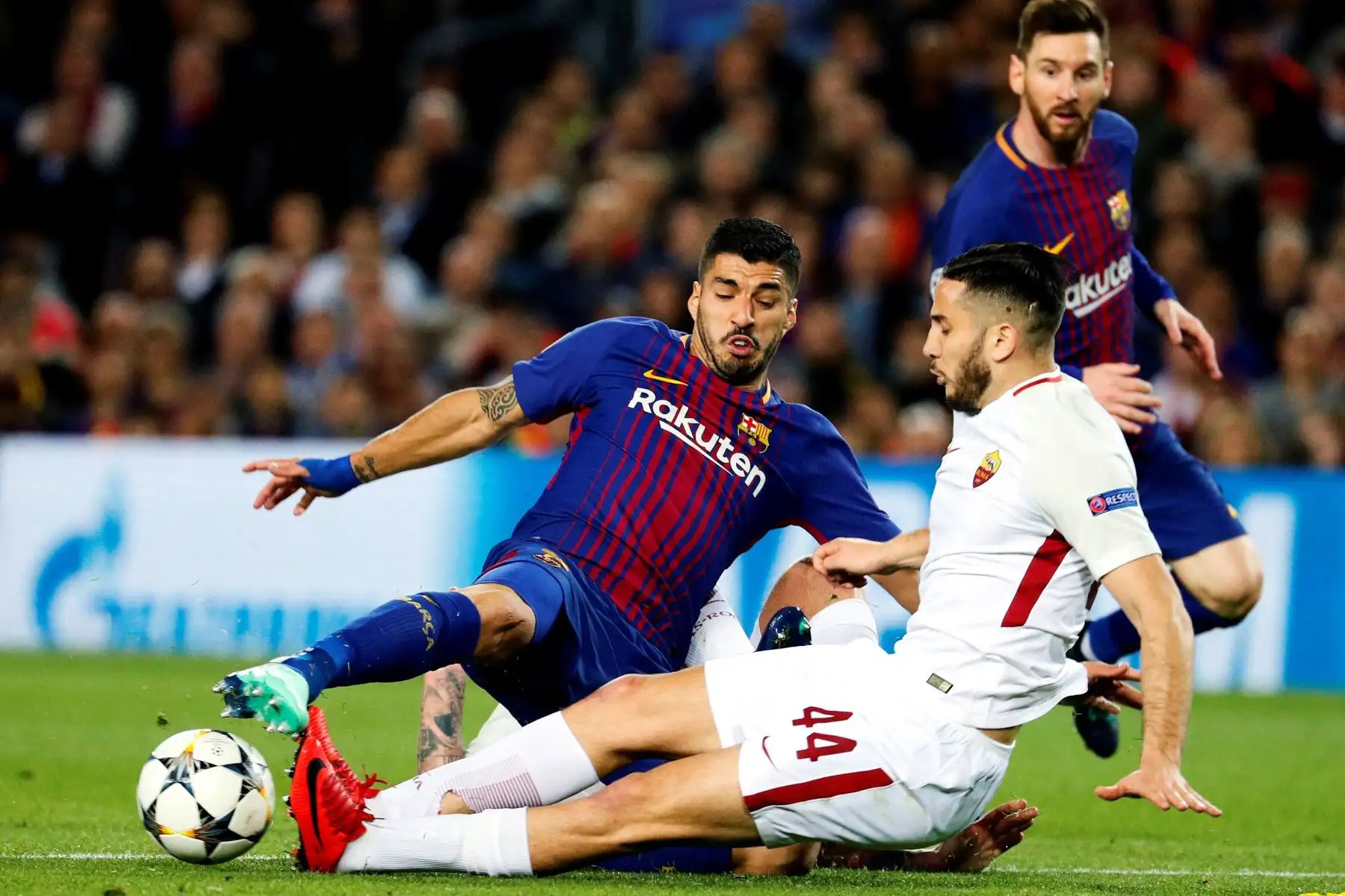 El delantero uruguayo del Barcelona Luis Suárez pelea un balón con el defensa griego del Roma Konstantinos Manolas, durante el partido de ida de cuartos de final de la Liga de Campeones. Foto: EFE.