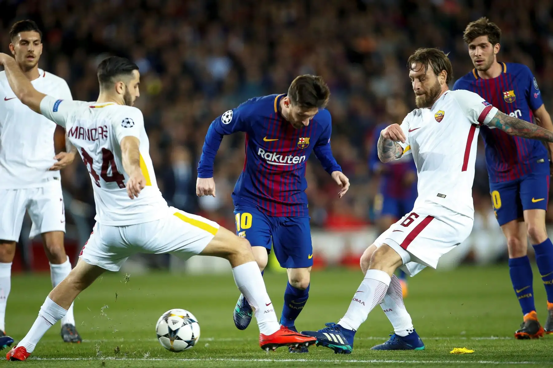 El delantero argentino del FC Barcelona Leo Messi lucha el balón con De Rossi (d) y el griego Kostas Manolas, ambos de la Roma. Foto: EFE.