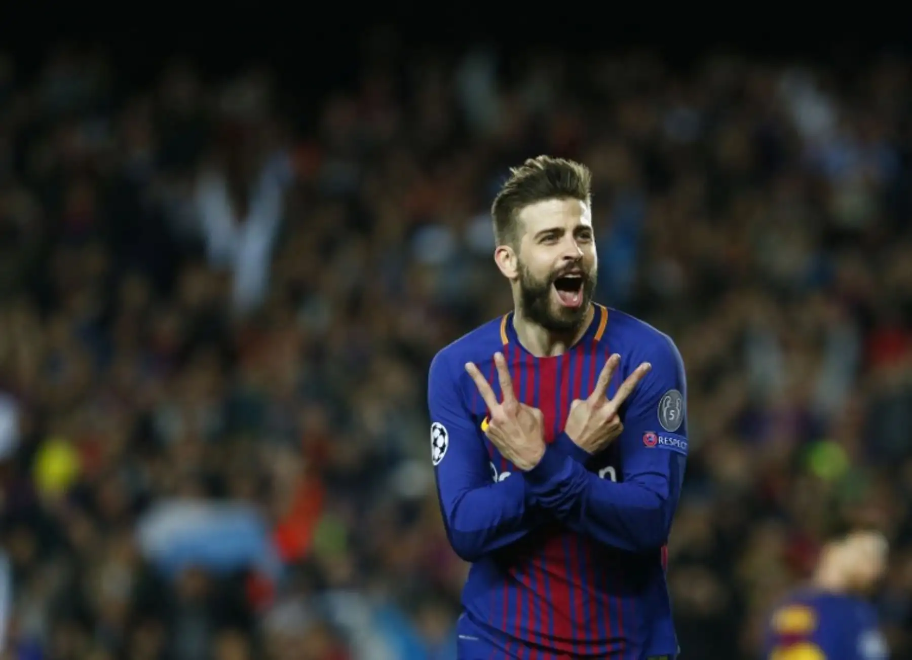 El defensa español del Barcelona Gerard Piqué celebra un gol durante el partido de ida de cuartos de final de la UEFA Champions League entre el FC Barcelona y el AS Roma. Foto: AFP.