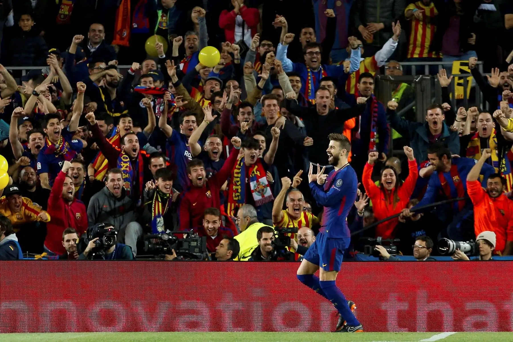 El defensa del FC Barcelona Gerard Piqué celebra el tercer gol del equipo blaugrana durante el encuentro correspondiente a la ida de los cuartos de final de la Liga de Campeones. Foto: EFE.