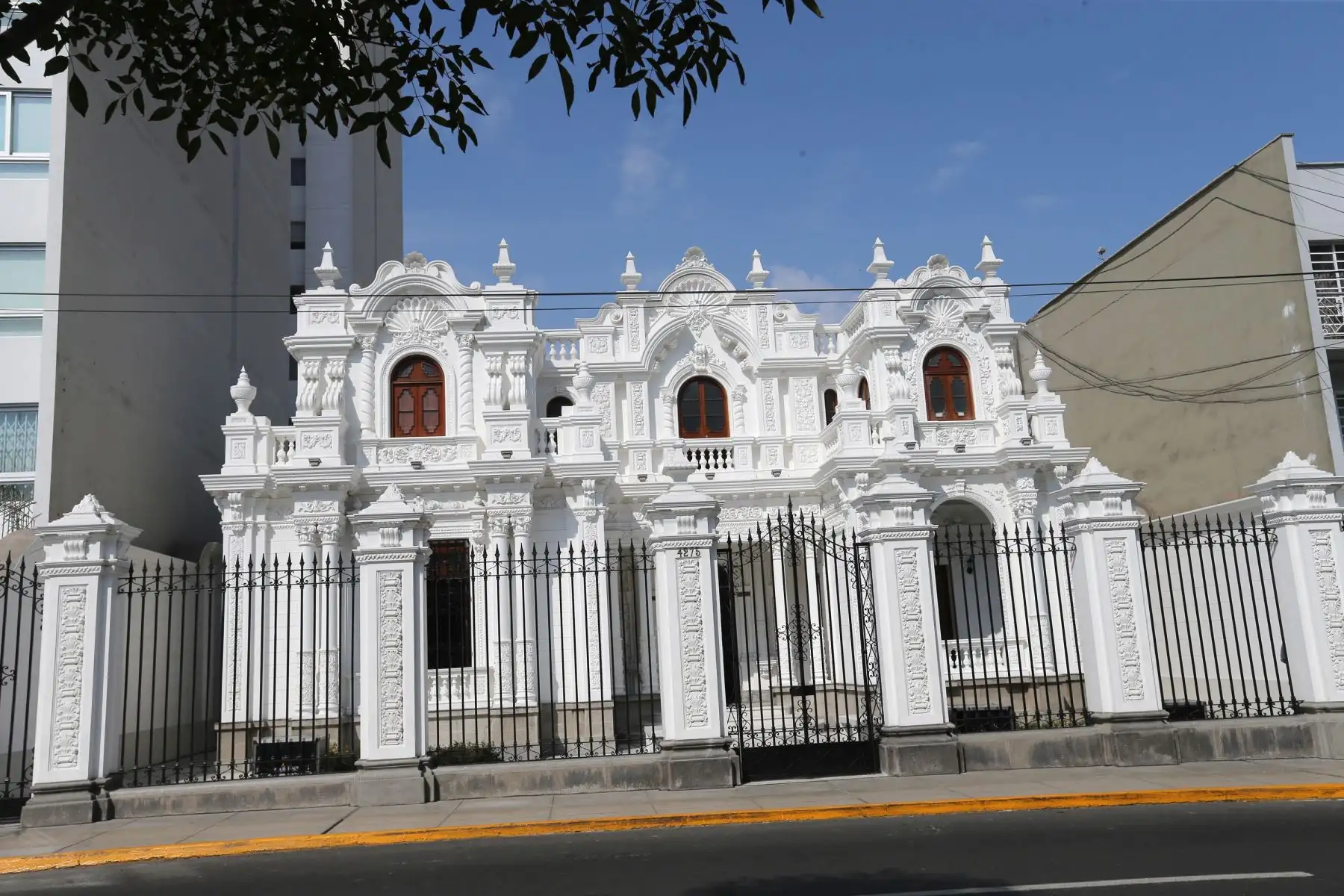 Casa Suárez, en Miraflores, tiene un  peculiar parecido al Palacio de Gobierno. Foto: ANDINA/Norman Córdova.