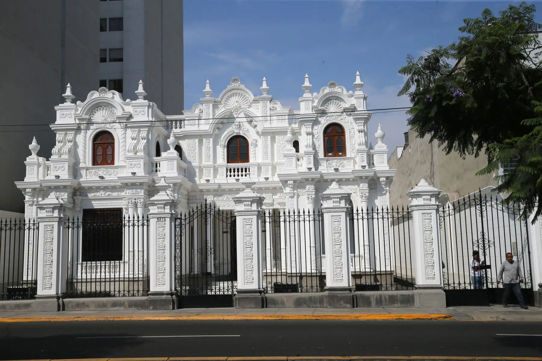 Casa Suárez, en Miraflores, tiene un  peculiar parecido al Palacio de Gobierno. Foto: ANDINA/Norman Córdova.
