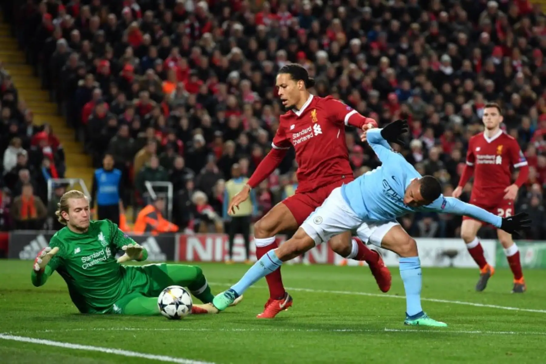 El portero alemán del Liverpool, Loris Karius (L), salva un disparo del delantero brasileño del Manchester City, Gabriel Jesus. Foto: AFP.