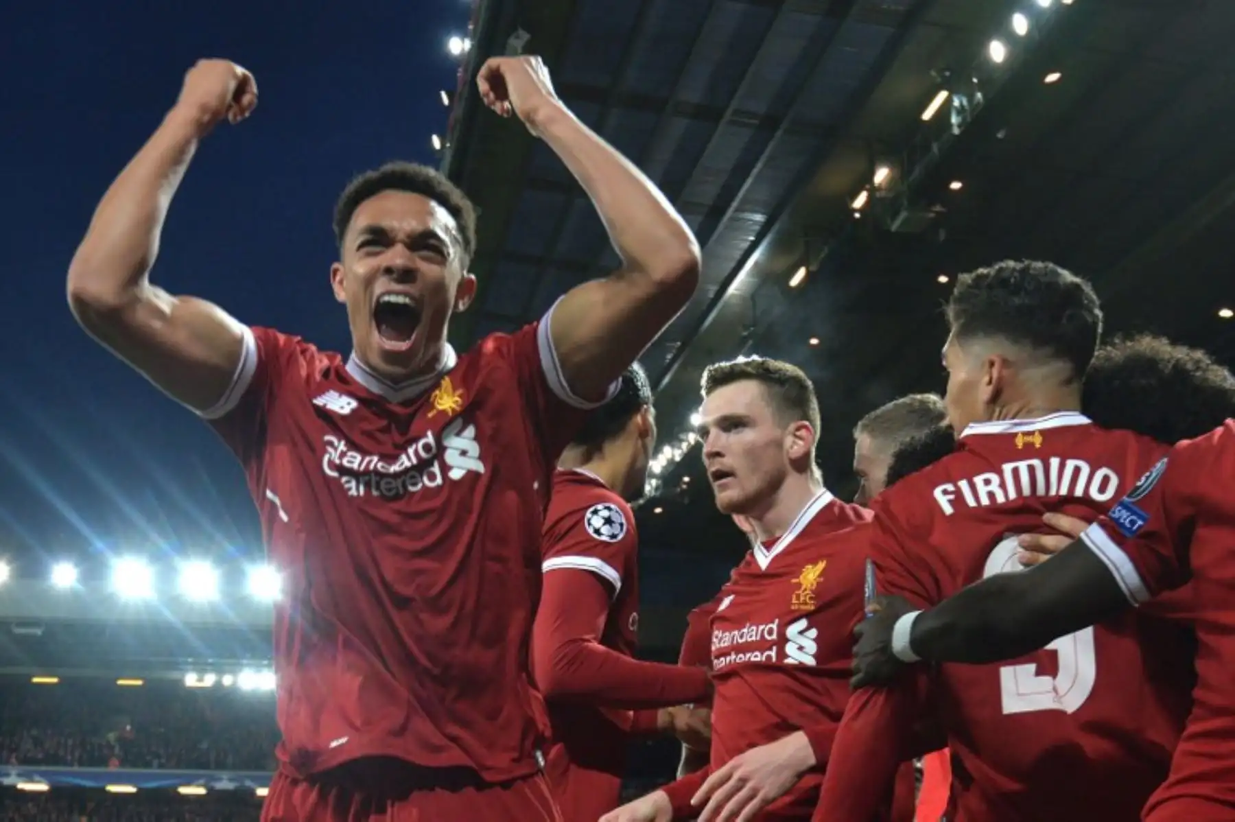 El centrocampista inglés del Liverpool Alex Oxlade-Chamberlain celebra con sus compañeros el segundo gol del equipo durante el partido de fútbol de cuartos de final de la UEFA Champions League. Foto: AFP.
