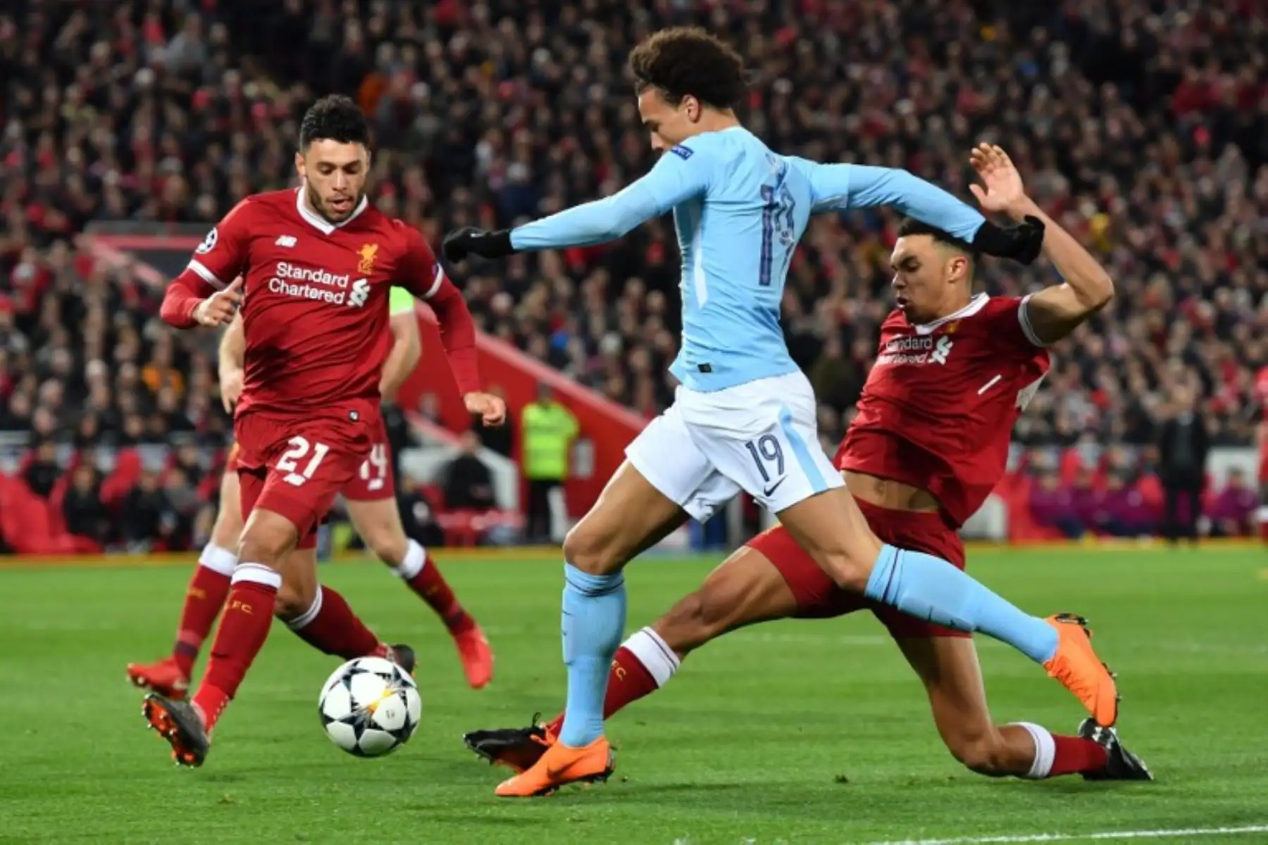 El centrocampista alemán del Manchester City, Leroy Sane, compite con el centrocampista inglés del Liverpool, Alex Oxlade-Chamberlain, durante el partido de fútbol de cuartos de final de la UEFA Champions League. Foto: AFP.