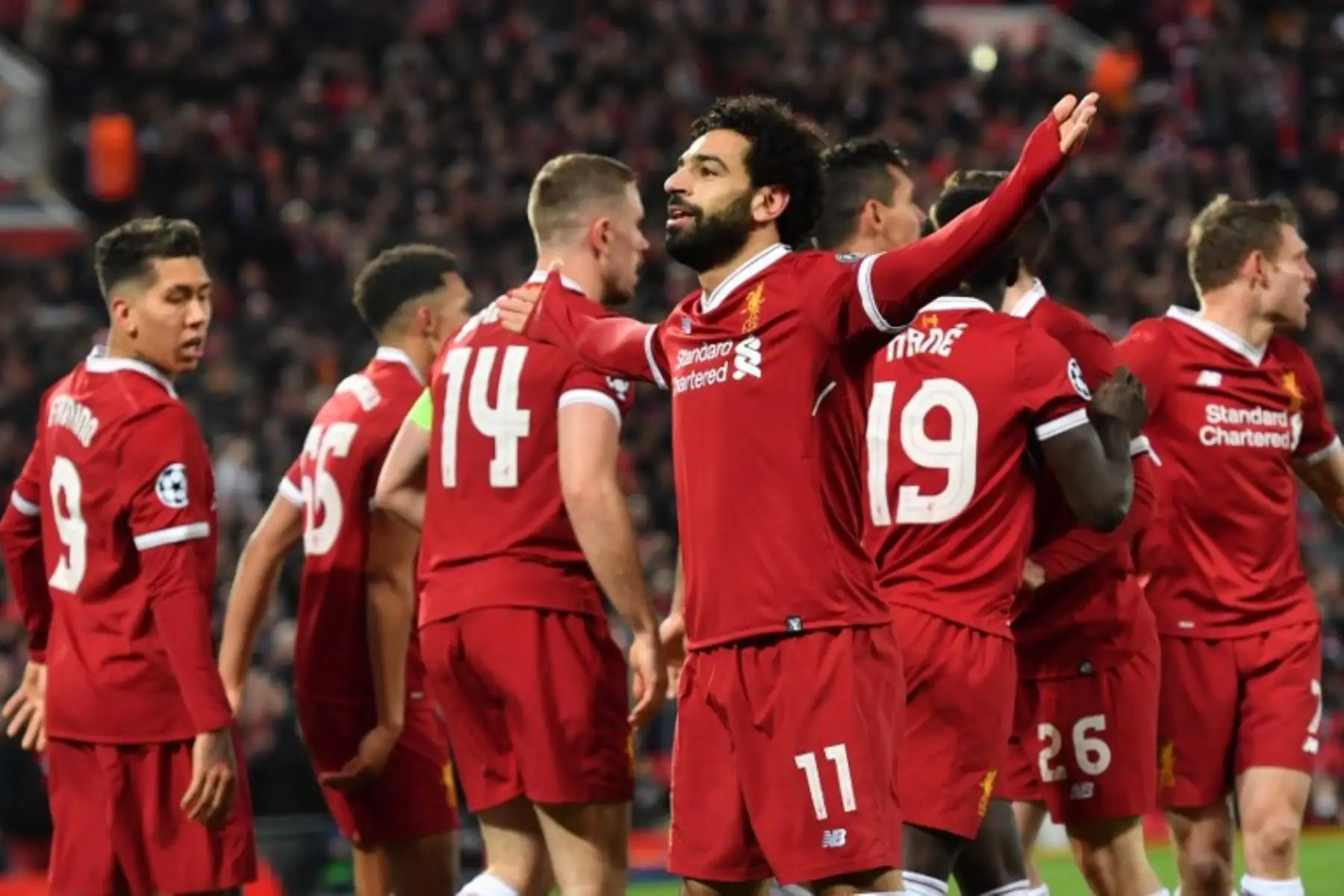 El centrocampista egipcio del Liverpool, Mohamed Salah, celebra con sus compañeros tras anotar el primer gol del equipo durante el partido de fútbol de cuartos de final de la UEFA Champions League. Foto: AFP.