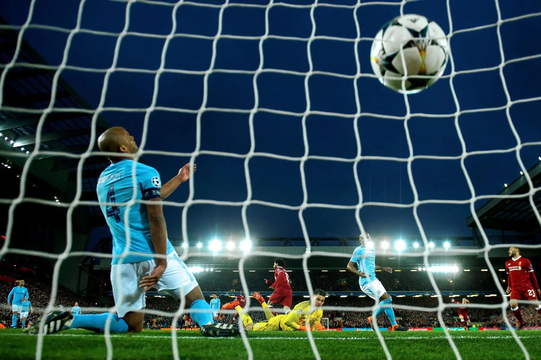 El jugador Mohamed Salah  del Liverpool celebra la anotación de un gol, durante un partido de cuartos de final entre FC Liverpool y Manchester City de la Liga de Campeones. Foto: EFE.