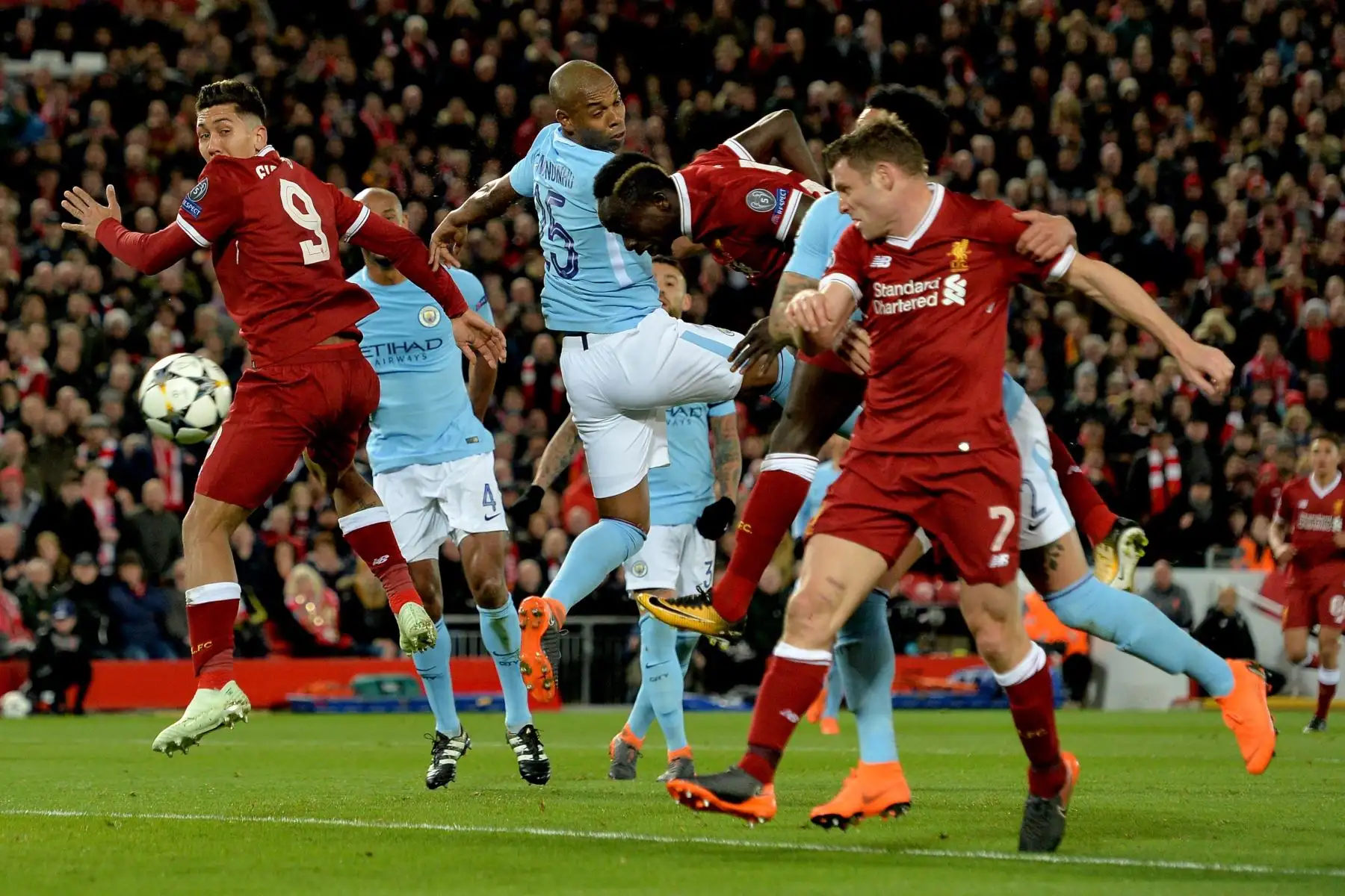 El jugador Sadio Mane del Liverpool anota un gol, durante un partido de cuartos de final entre FC Liverpool y Manchester City de la Liga de Campeones. Foto: EFE.