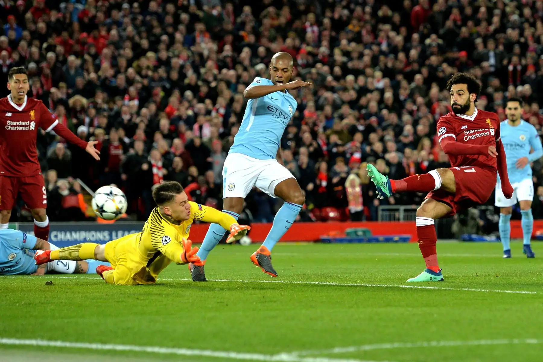 El jugador Mohamed Salah del Liverpool anota un gol, durante un partido de cuartos de final entre FC Liverpool y Manchester City de la Liga de Campeones. Foto: EFE.