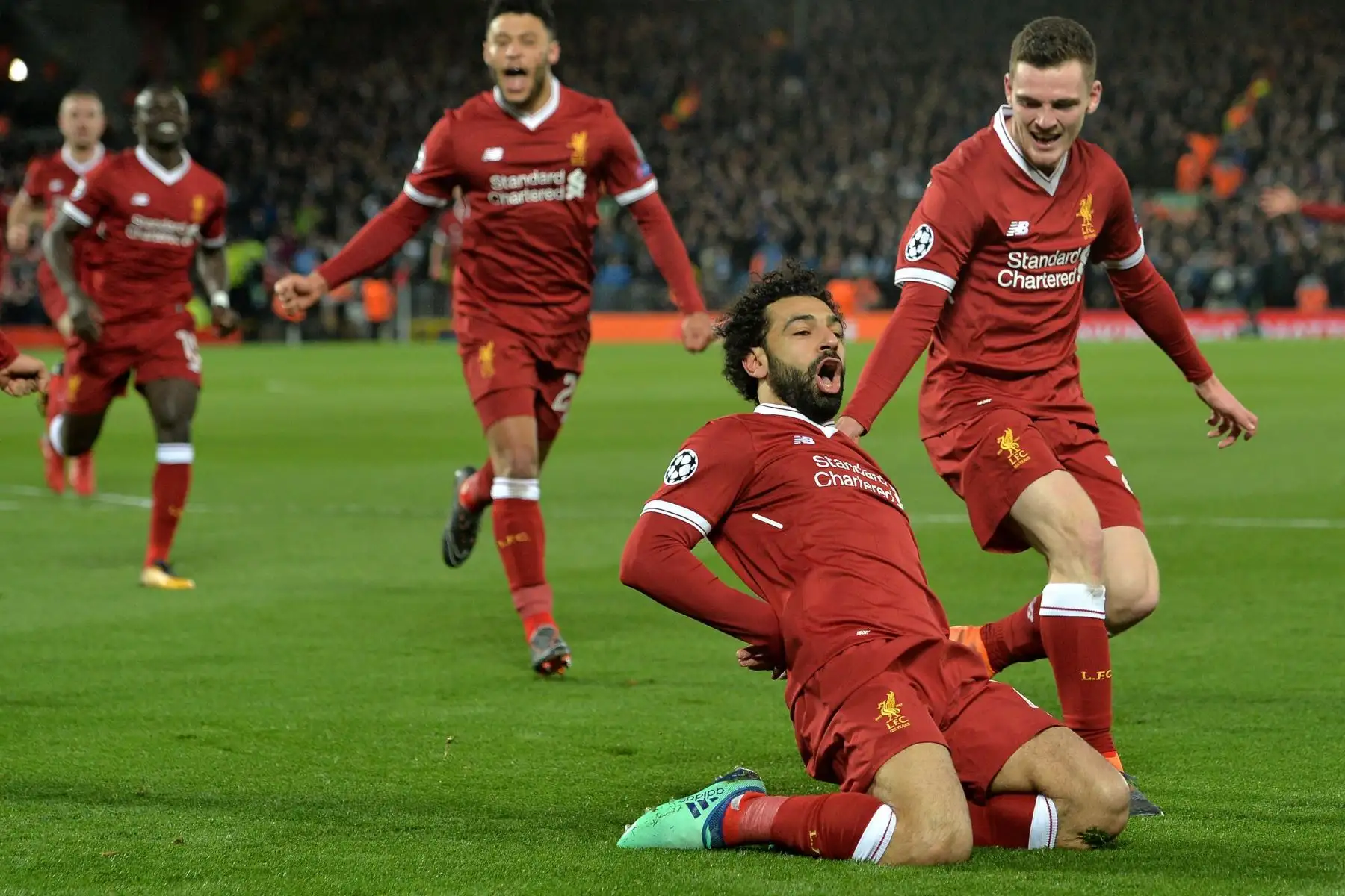 El jugador Mohamed Salah del Liverpool anota un gol, durante un partido de cuartos de final entre FC Liverpool y Manchester City de la Liga de Campeones. Foto: EFE.