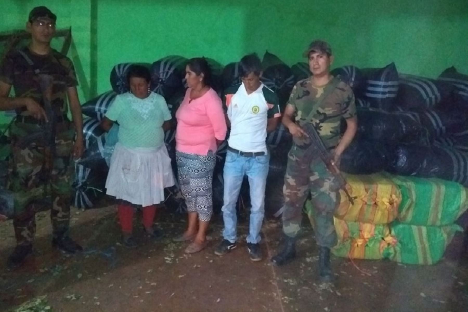Los  efectivos arrestaron a Israel Huamán Cáceres, conductor del vehículo, Elsa Candelaria Medina Rondinel (47) y Raida Cáceres Palma (43).