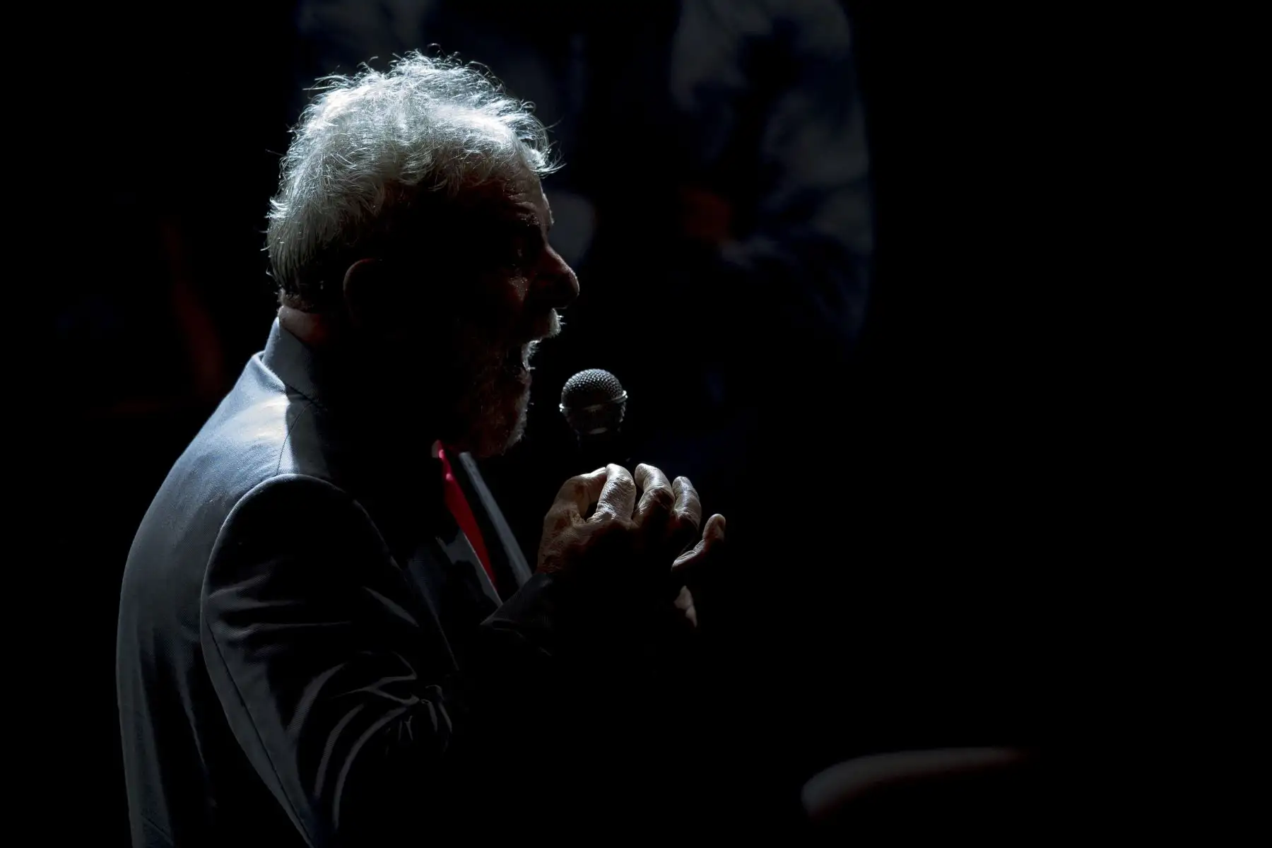 El expresidente brasileño (2003-2011) Luiz Inácio Lula da Silva habla durante una manifestación de partidos de izquierda en Río de Janeiro, Brasil. Foto: AFP.