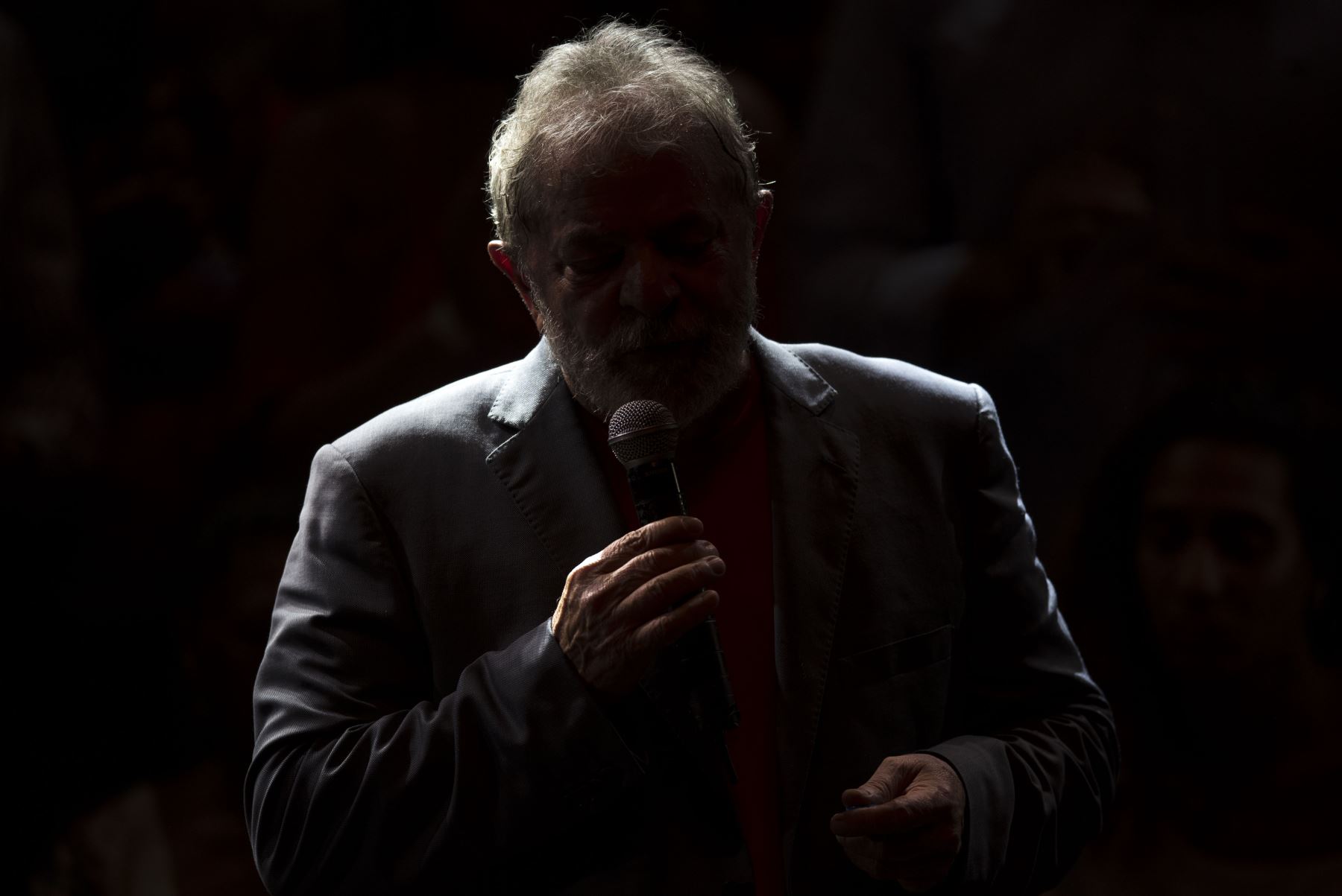 El expresidente brasileño (2003-2011) Luiz Inácio Lula da Silva habla durante una manifestación de partidos de izquierda en Río de Janeiro, Brasil. Foto: AFP.