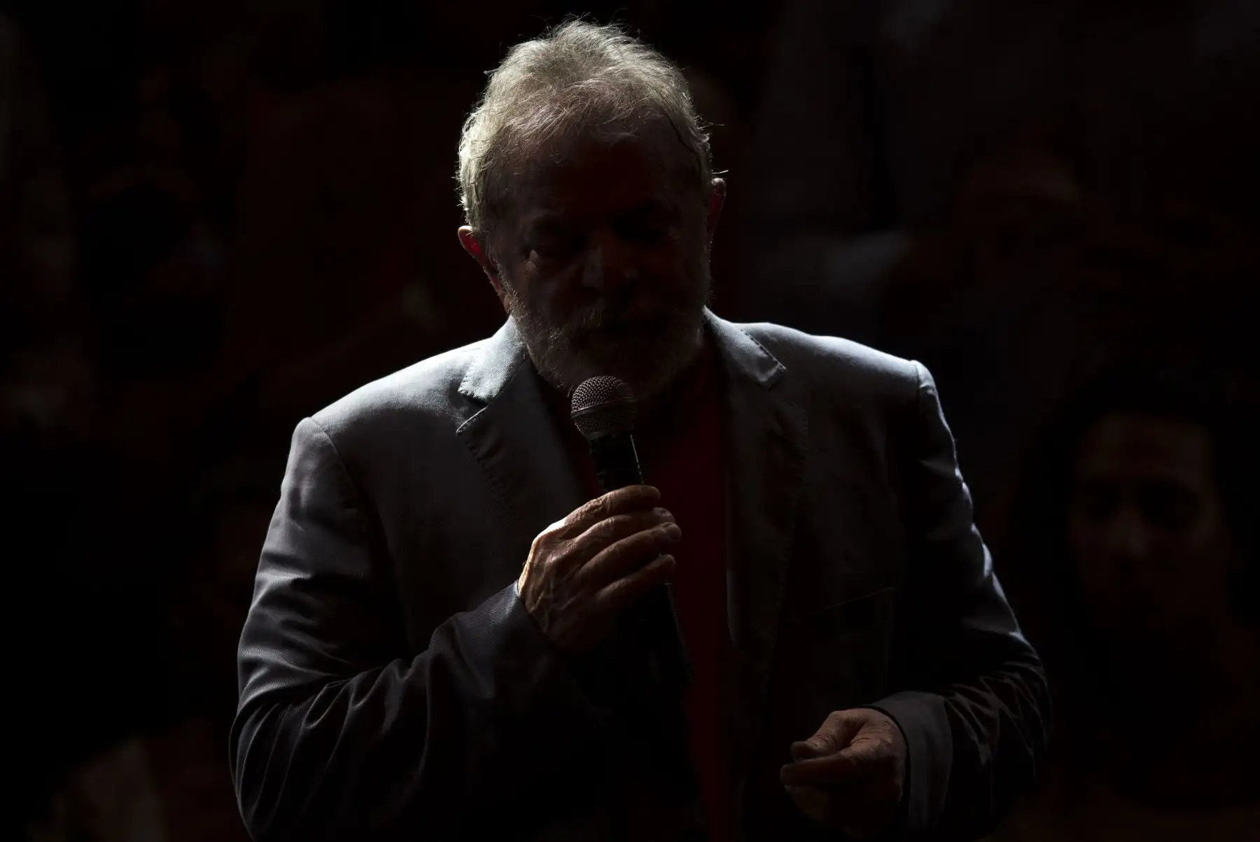 El expresidente brasileño (2003-2011) Luiz Inácio Lula da Silva habla durante una manifestación de partidos de izquierda en Río de Janeiro, Brasil. Foto: AFP.
