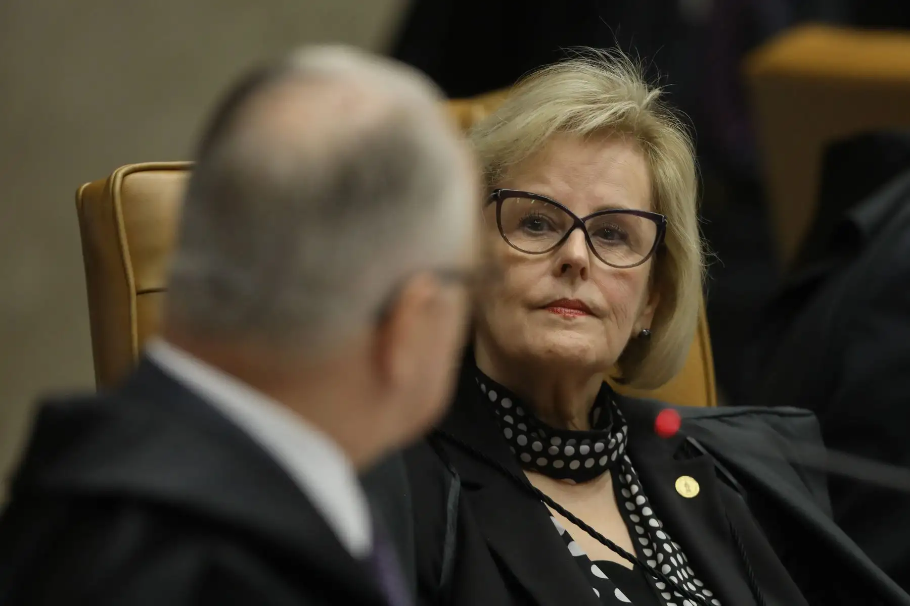 La jueza brasileña del Tribunal Supremo Rosa Weber asiste a una sesión para decidir si el expresidente Luiz Inácio Lula da Silva debería iniciar una sentencia de 12 años de prisión por corrupción. Foto: AFP.