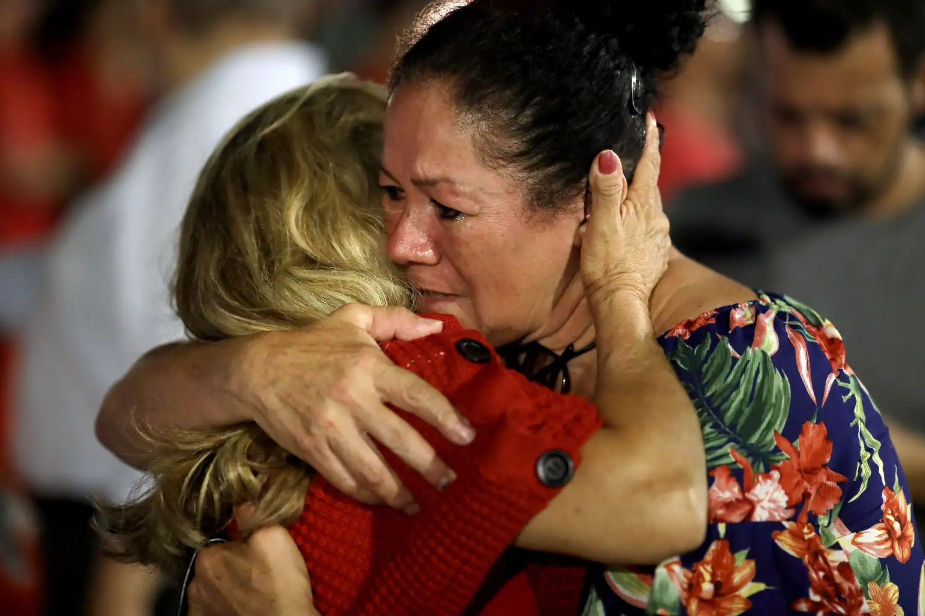 Partidarios del expresidente brasileño Luiz Inácio Lula da Silva reaccionan después de conocer la decisión de la jueza de la Corte Suprema de Justicia. Foto: AFP.