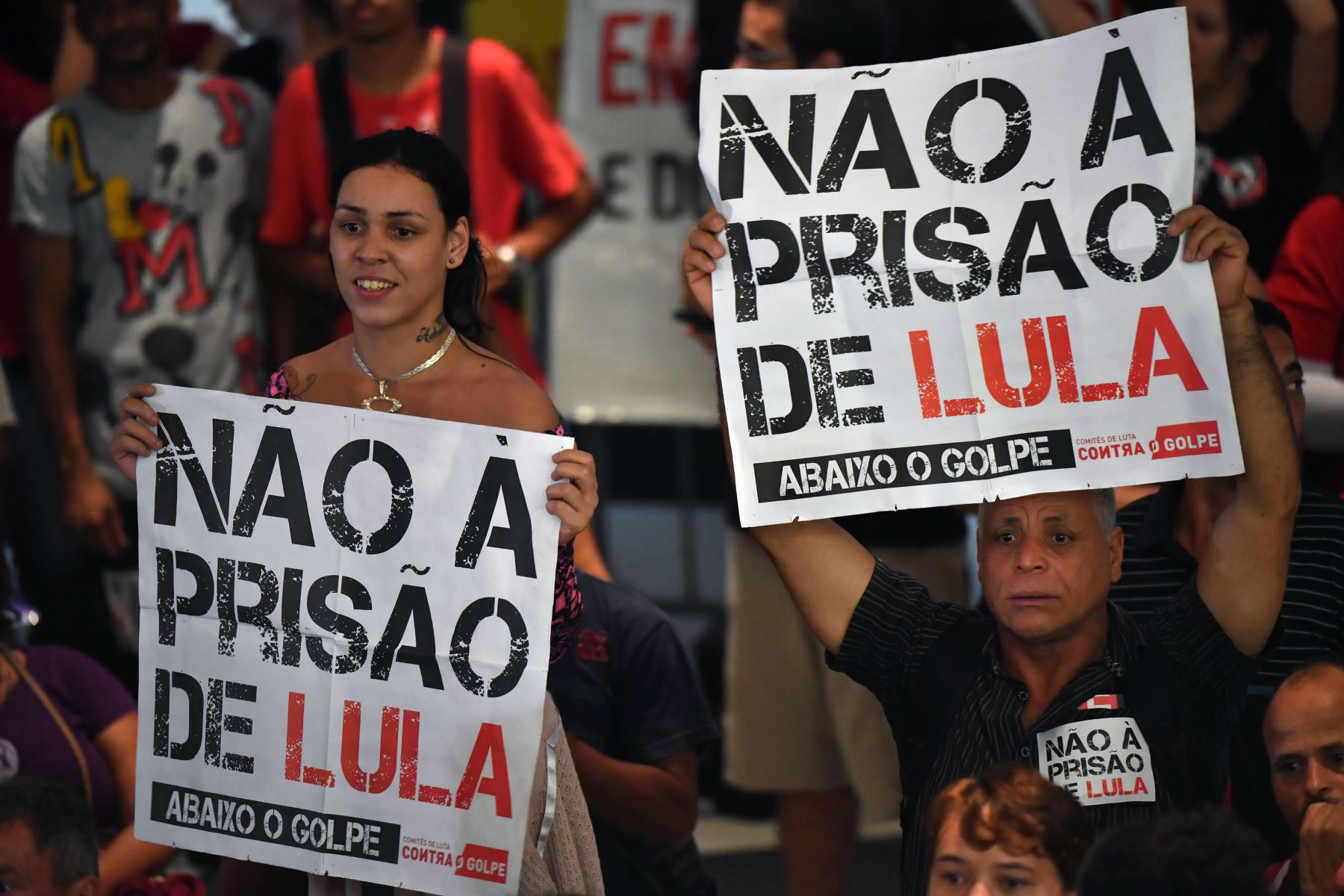 Partidarios del expresidente brasileño Luiz Inácio Lula da Silva reaccionan después de conocer la decisión de la jueza de la Corte Suprema de Justicia. Foto: AFP.