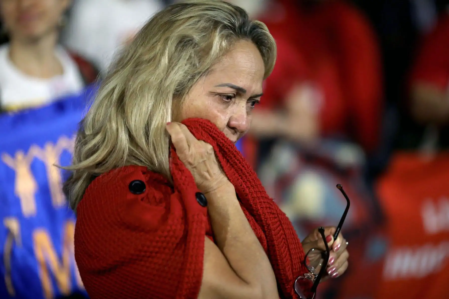 Partidarios del expresidente brasileño Luiz Inácio Lula da Silva reaccionan después de conocer la decisión de la jueza de la Corte Suprema de Justicia. Foto: AFP.