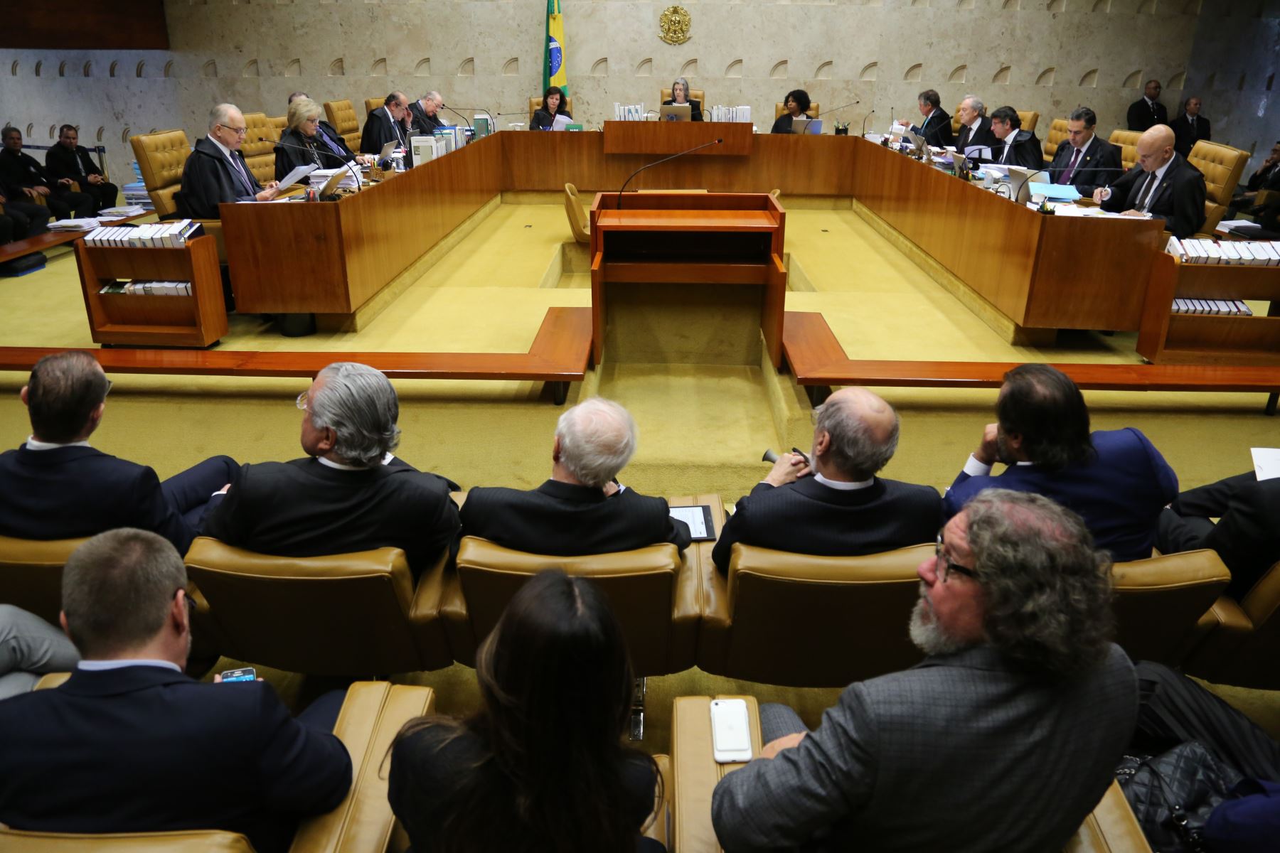 Miembros del Tribunal Supremo de Justicia de Brasil deliberan sobre si el expresidente Luiz Inácio Lula da Silva debería comenzar una sentencia de prisión de 12 años por corrupción. Foto: AFP.