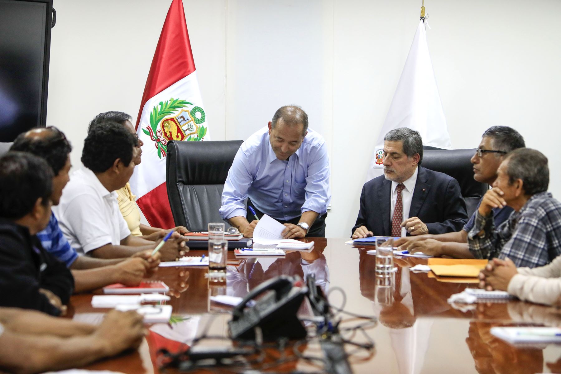 Ministro Daniel Córdova suscribe acuerdo con dirigentes de pescadores.