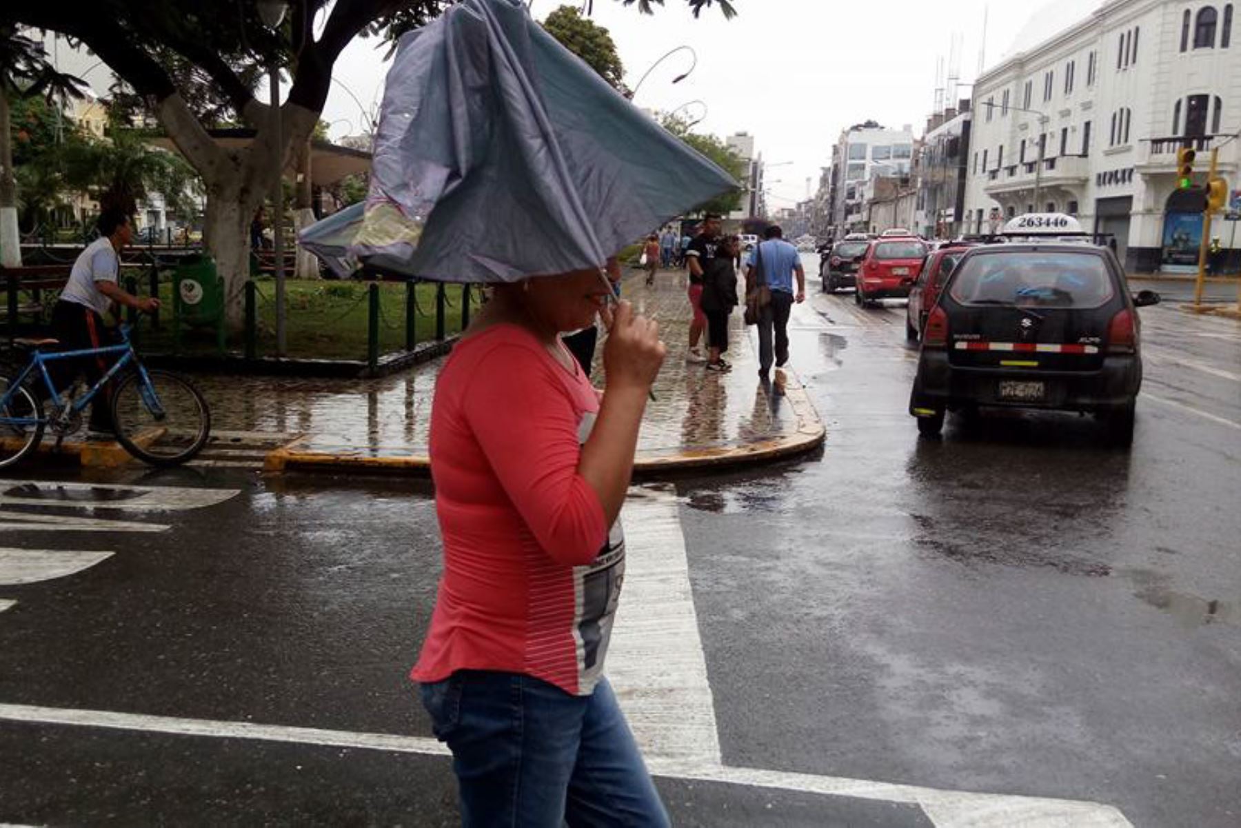 La ciudad de Chiclayo, en Lambayeque, soporta ahora una inusual lluvia de moderada intensidad. ANDINA