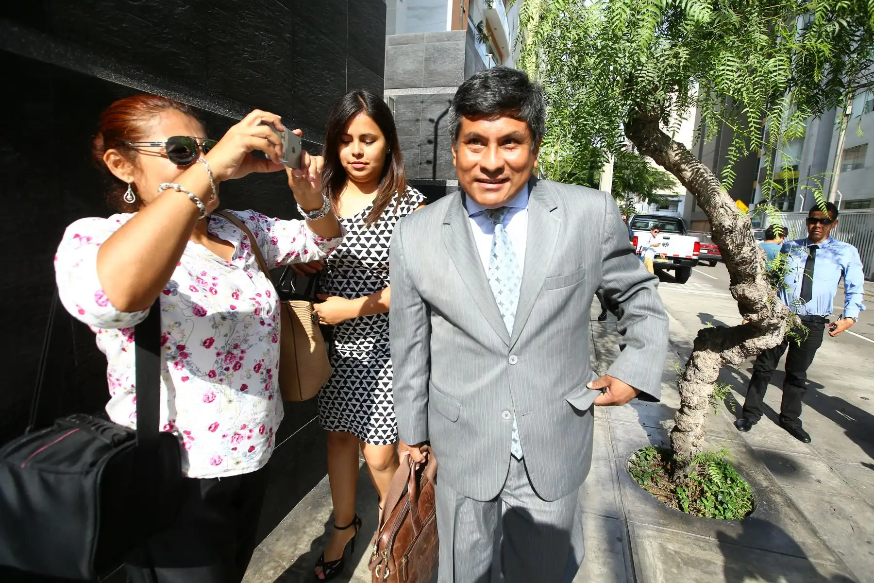 Abogado de Susana  Villaran se retira tras finalizar diligencia  de la Fiscalía que allanó casa de ex alcaldesa. Foto: ANDINA/Melina Mejía.