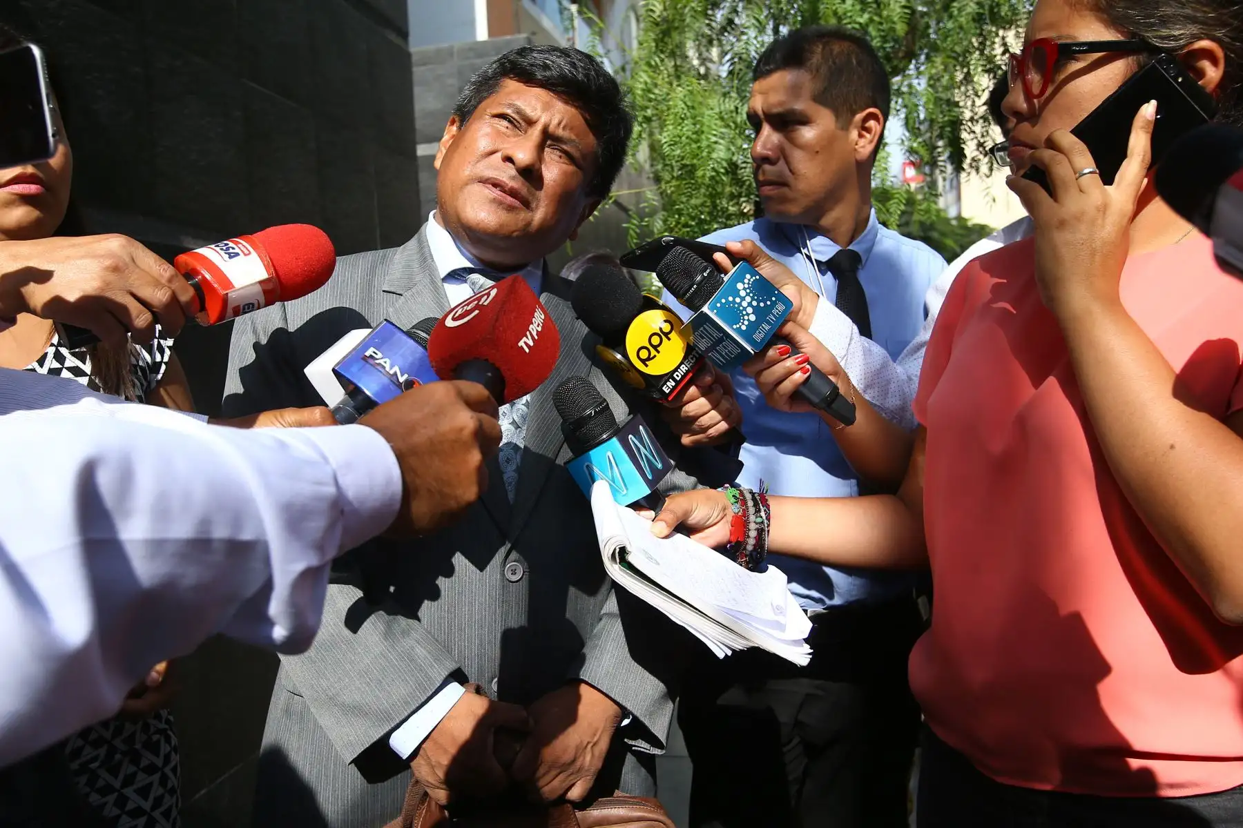 Abogado de Susana  Villaran se retira tras finalizar diligencia  de la Fiscalía que allanó casa de ex alcaldesa. Foto: ANDINA/Melina Mejía.