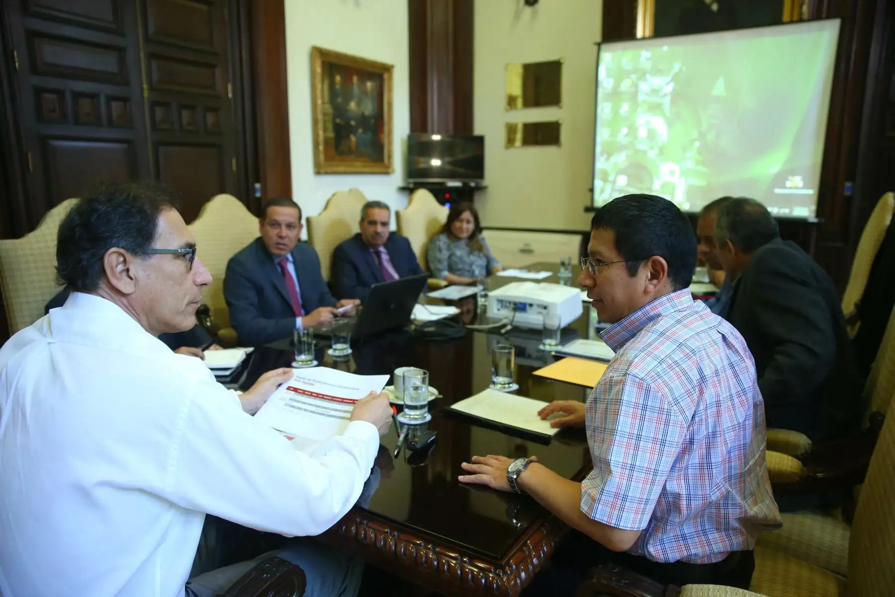 Presidente Vizcarra sostuvo una reunión de trabajo con ministros de Transportes y Comunicaciones; Vivienda, Construcción y Saneamiento, y el director ejecutivo de la Autoridad para la Reconstrucción con Cambios, en Palacio de Gobierno.
 Foto: ANDINA/Prensa Presidencia