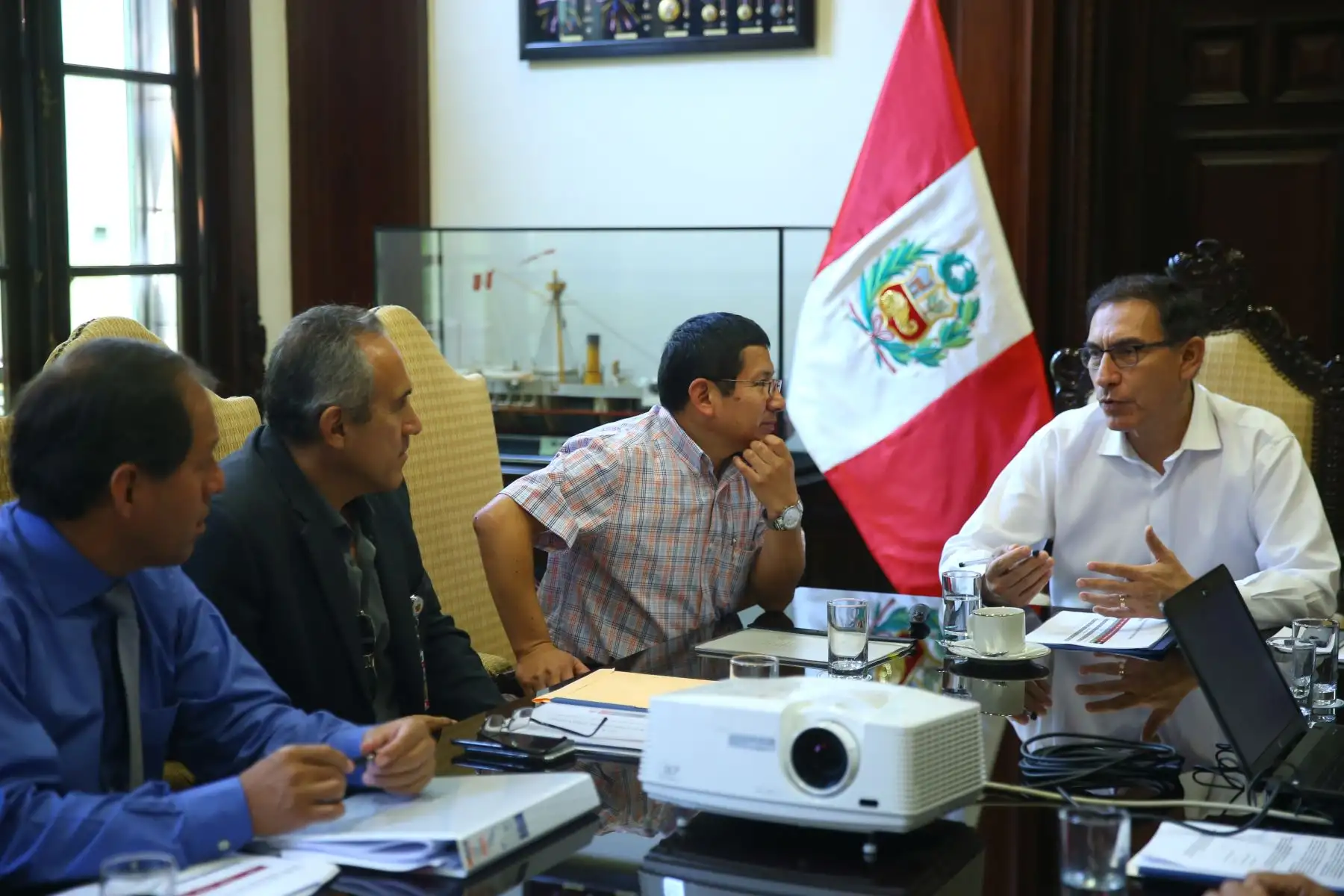 Presidente Vizcarra sostuvo una reunión de trabajo con ministros de Transportes y Comunicaciones; Vivienda, Construcción y Saneamiento, y el director ejecutivo de la Autoridad para la Reconstrucción con Cambios, en Palacio de Gobierno.
 Foto: ANDINA/Prensa Presidencia