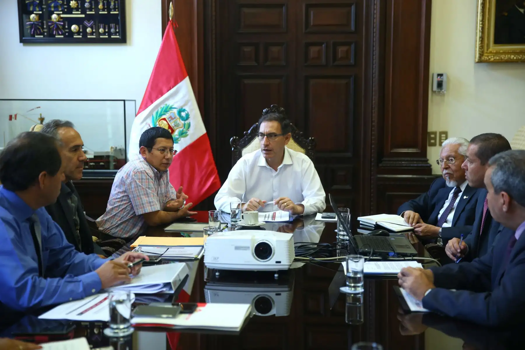 Presidente Vizcarra sostuvo una reunión de trabajo con ministros de Transportes y Comunicaciones; Vivienda, Construcción y Saneamiento, y el director ejecutivo de la Autoridad para la Reconstrucción con Cambios, en Palacio de Gobierno.
 Foto: ANDINA/Prensa Presidencia