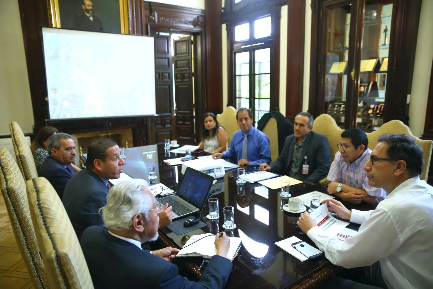 Presidente Vizcarra sostuvo una reunión de trabajo con ministros de Transportes y Comunicaciones; Vivienda, Construcción y Saneamiento, y el director ejecutivo de la Autoridad para la Reconstrucción con Cambios, en Palacio de Gobierno.
 Foto: ANDINA/Prensa Presidencia