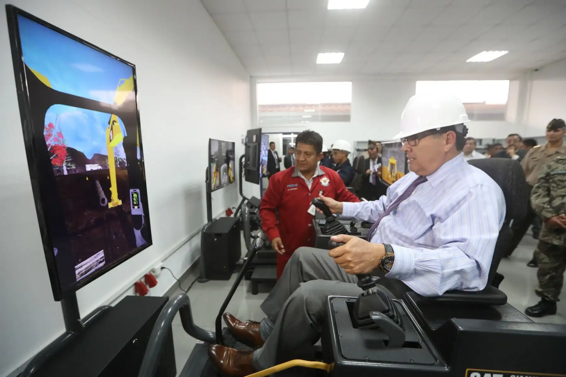 El ministro de Defensa, José Huerta visitó el Instituto de Educación Superior Tecnológico Público de las Fuerzas Armadas. Foto: ANDINA/Ministerio de Defensa