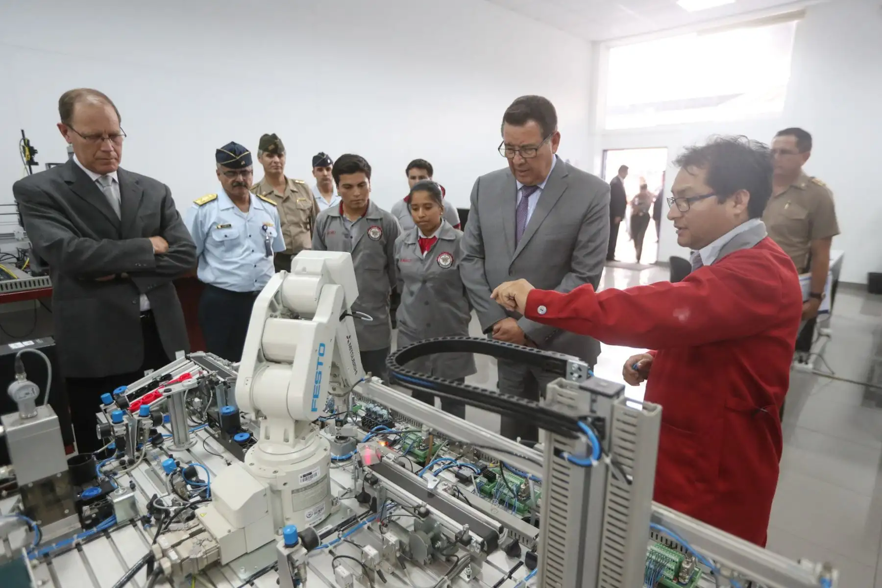El ministro de Defensa, José Huerta visitó el Instituto de Educación Superior Tecnológico Público de las Fuerzas Armadas. Foto: ANDINA/Ministerio de Defensa
