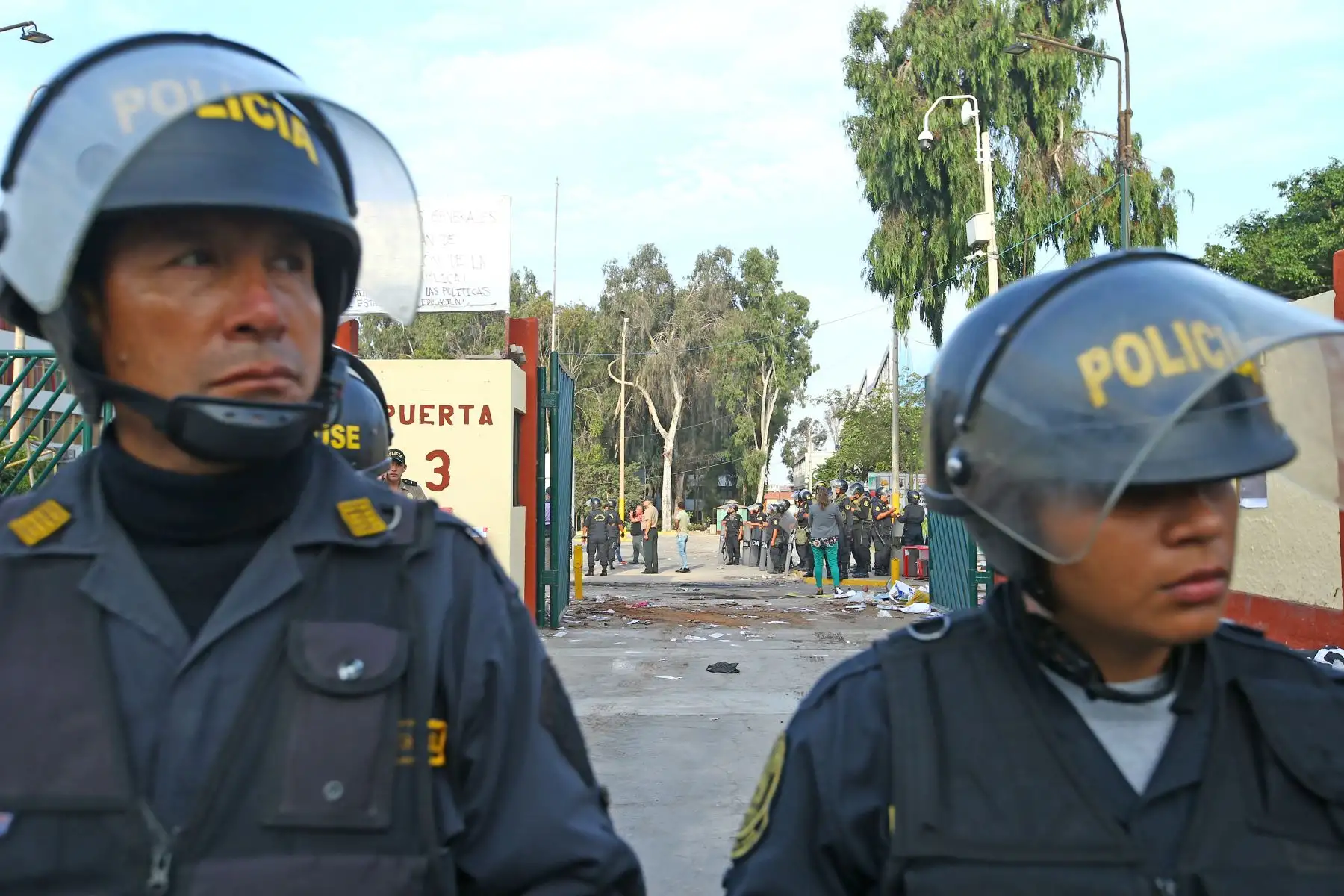 La policía ingresa a ciudad universitaria de San Marcos para retirar a los alumnos que ayer la tomaron. Foto: ANDINA/Melina Mejía.