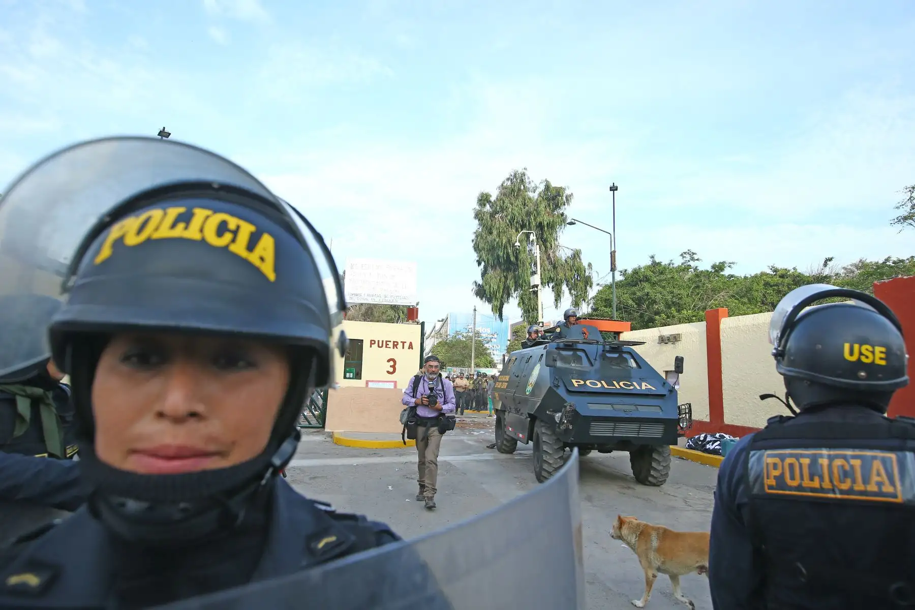 En tanquetas, motos y a pie, los efectivos del orden ingresaron simultáneamente por las distintas puertas de esta casa superior de estudios y en pocos minutos tomaron el control. Foto: ANDINA/Melina Mejía.