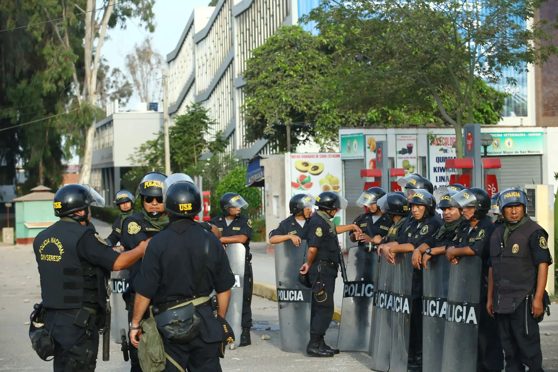 La policía ingresa a ciudad universitaria de San Marcos para retirar a los alumnos que ayer la tomaron. Foto: ANDINA/Melina Mejía.