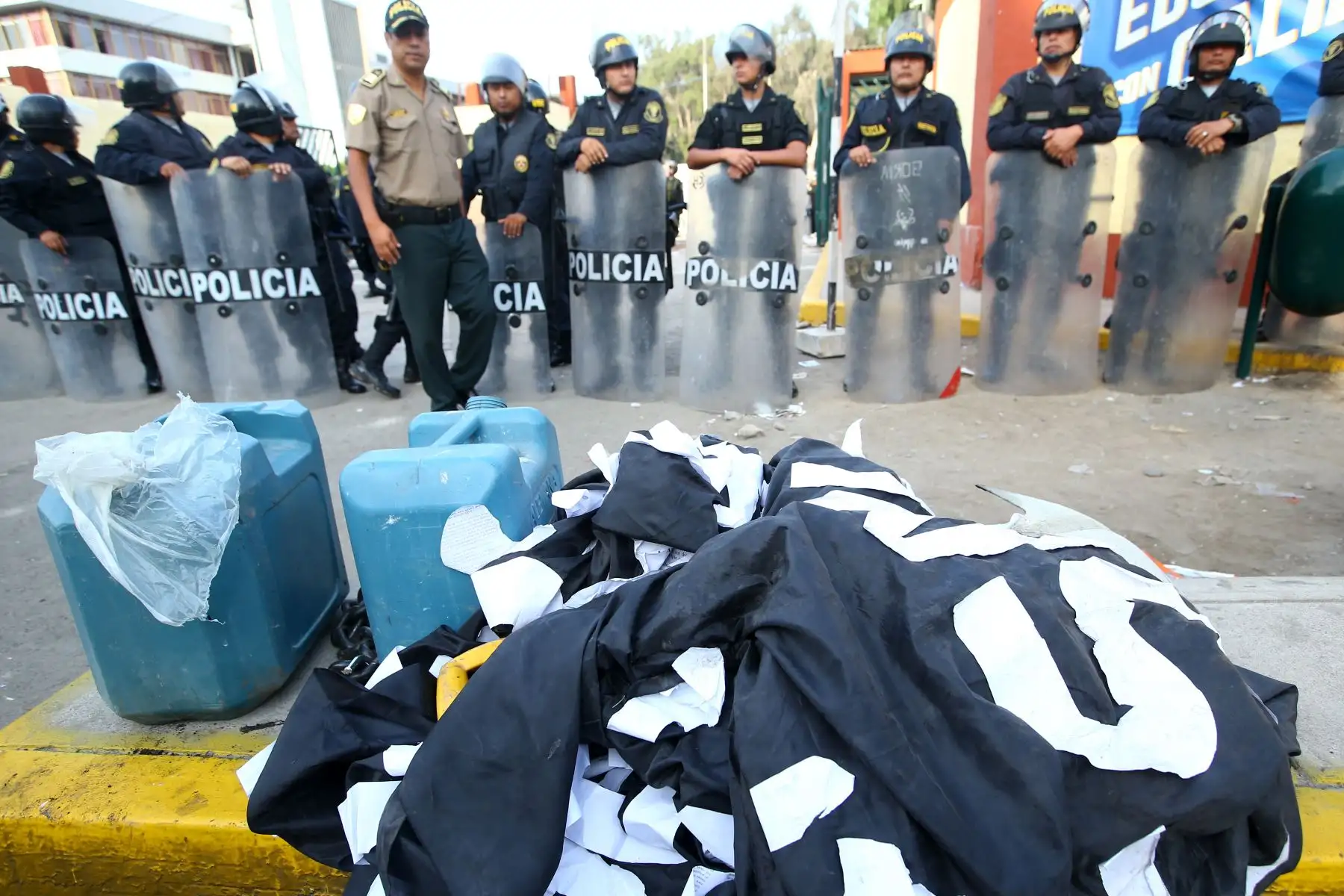 La policía retira objetos que se usaron para la toma de la universidad de San Marcos por parte de los estudiantes. Foto: ANDINA/Melina Mejía.