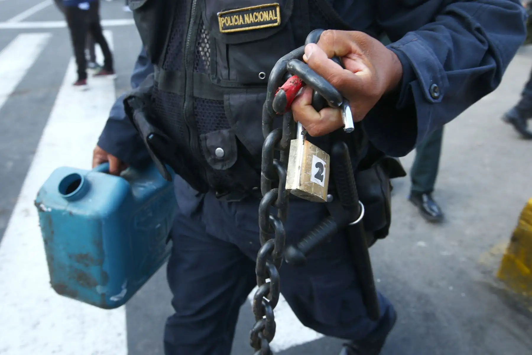 La policía retira objetos que se usaron para la toma de la universidad de San Marcos por parte de los estudiantes. Foto: ANDINA/Melina Mejía.
