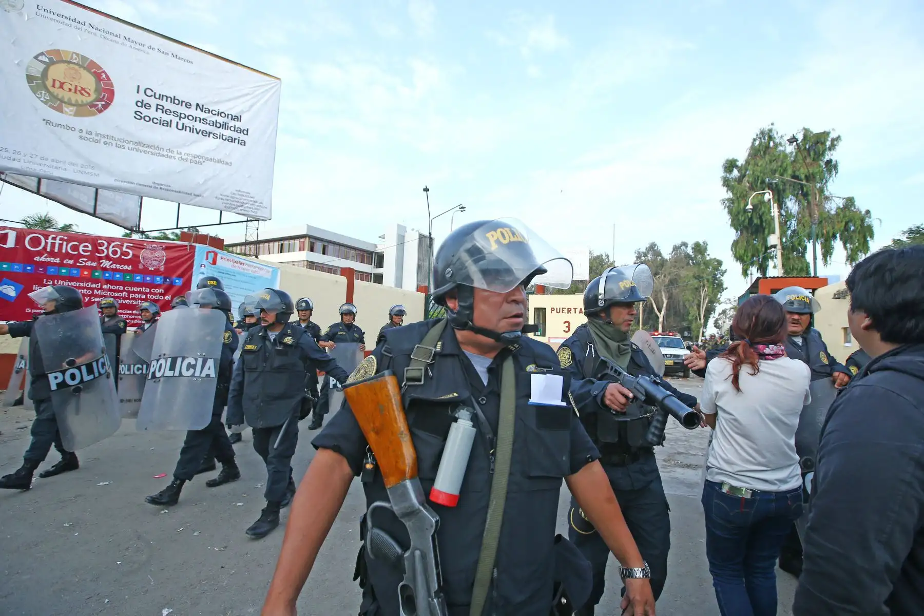 La policía ingresa a ciudad universitaria de San Marcos para retirar a los alumnos que ayer la tomaron. Foto: ANDINA/Melina Mejía.