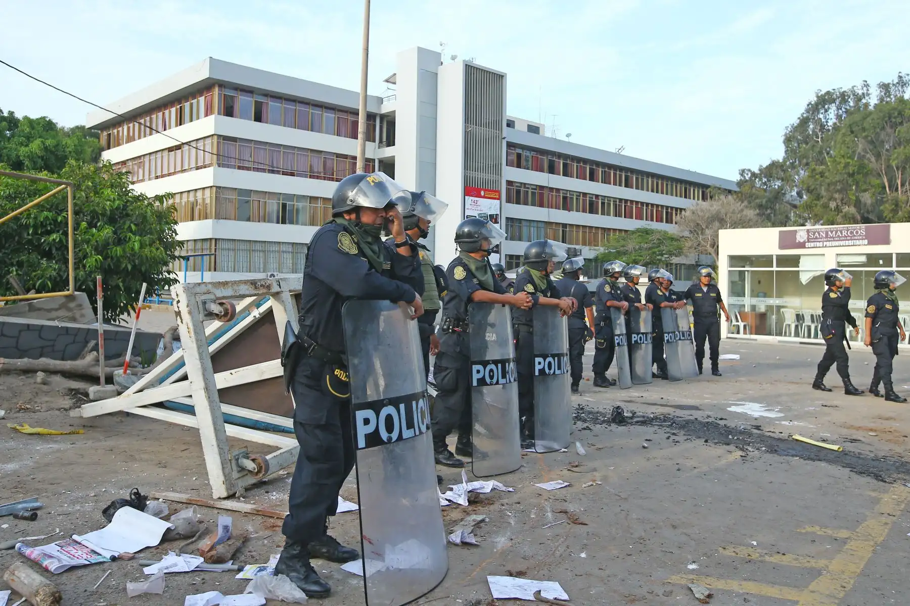 La policía ingresa a ciudad universitaria de San Marcos para retirar a los alumnos que ayer la tomaron. Foto: ANDINA/Melina Mejía.