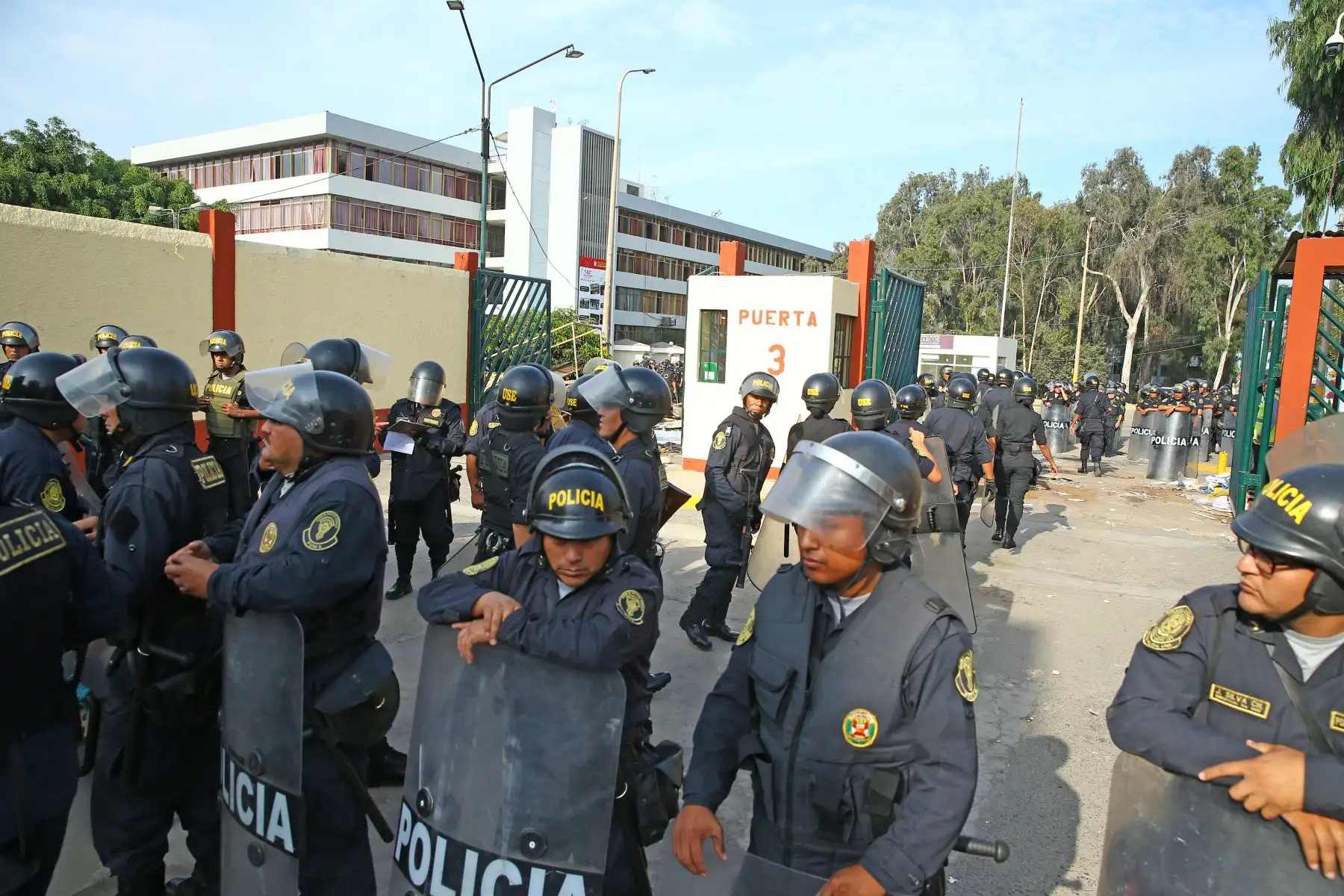 En tanquetas, motos y a pie, los efectivos del orden ingresaron simultáneamente por las distintas puertas de esta casa superior de estudios y en pocos minutos tomaron el control. Foto: ANDINA/Melina Mejía.
