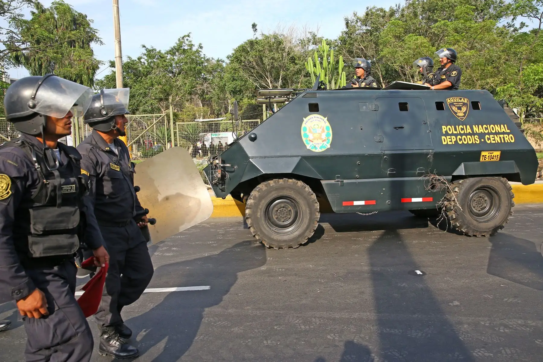 La policía ingresa a ciudad universitaria de San Marcos para retirar a los alumnos que ayer la tomaron. Foto: ANDINA/Melina Mejía.