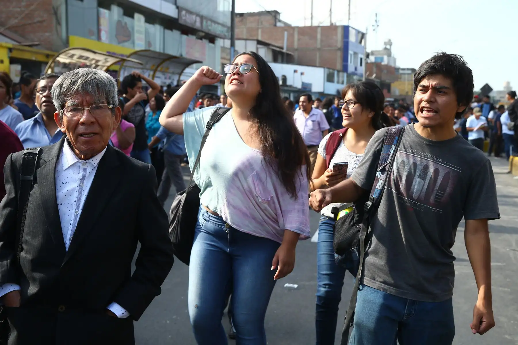 Algunos estudiantes, docentes y administrativos de la universidad de San Marcos protestan por el ingreso de la policía al campus universitario. Foto: ANDINA/Melina Mejía.