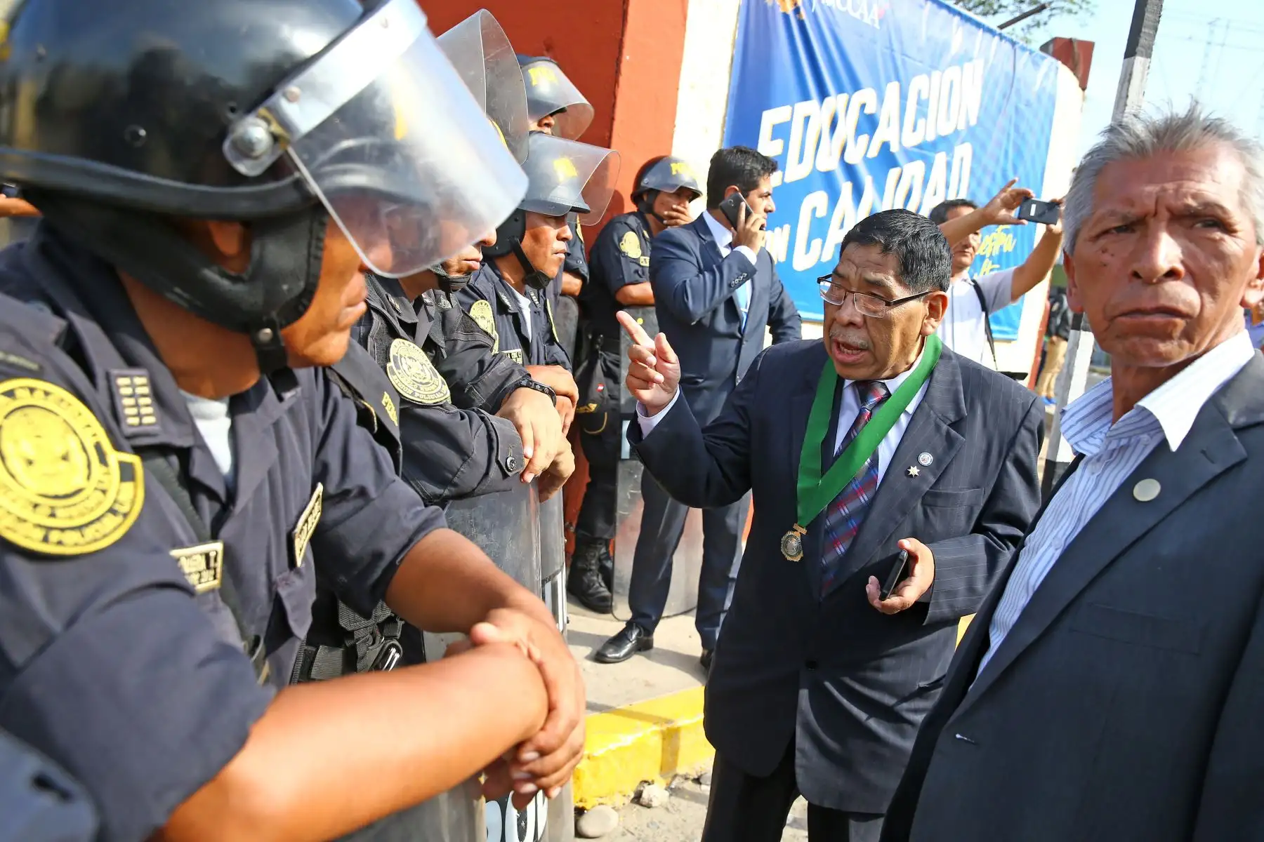 El abogado del gremio estudiantil sanmarquino pide a la policía le permitan ingresar al campus. Foto: ANDINA/Melina Mejía.
