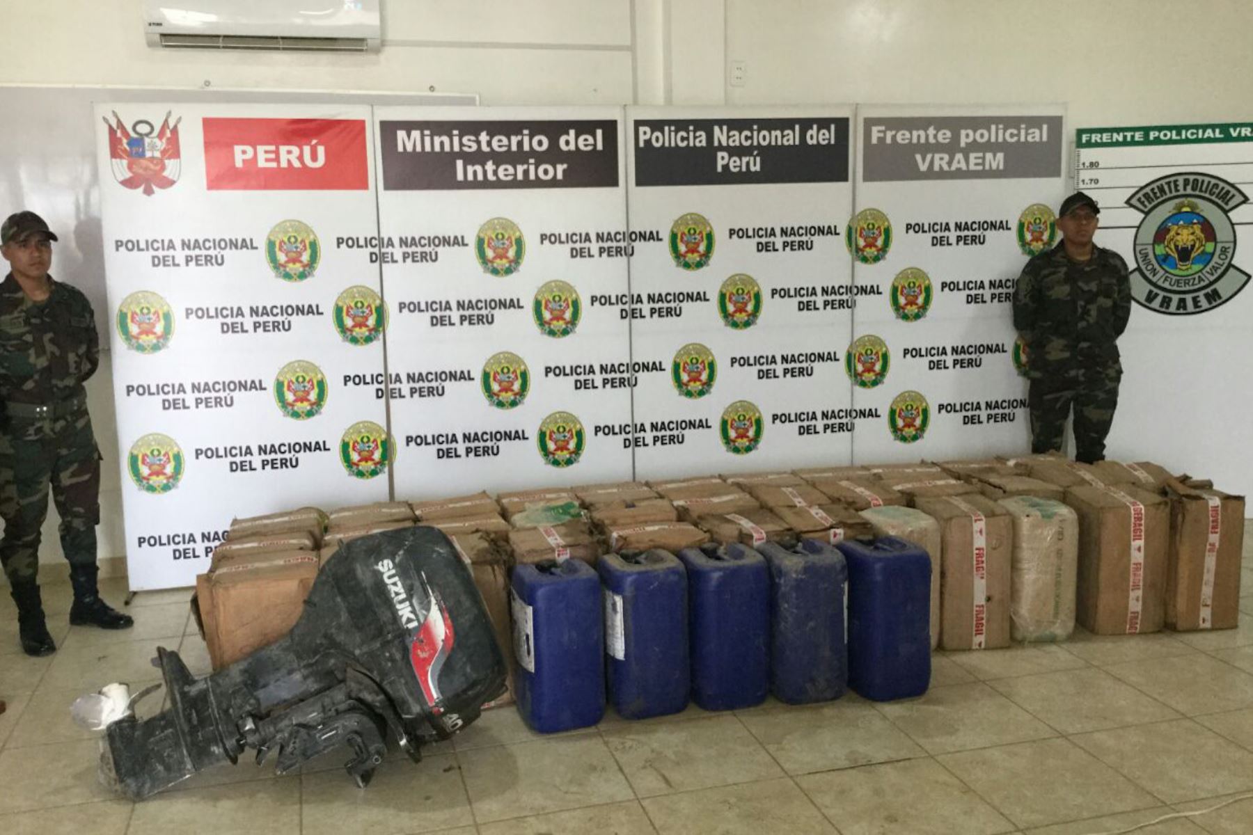 Los agentes del Frente Policial del Valle de los ríos Apurímac, Ene y Mantaro (Vraem) decomisaron una tonelada de insumos químicos fiscalizados usados por el narcotráfico en el distrito de Río Tambo, ubicado en la provincia de Satipo, Junín.