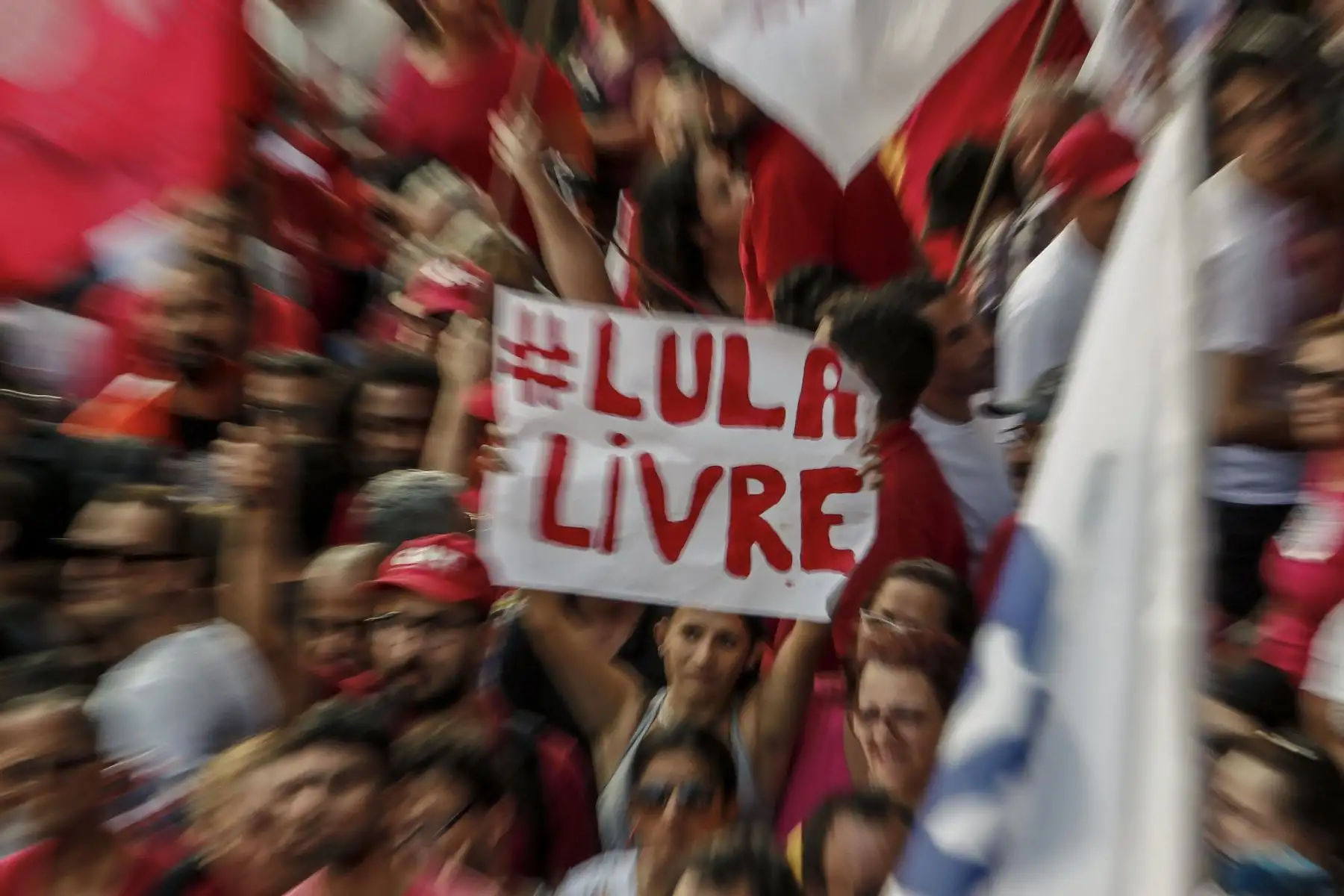 Partidarios del ex presidente brasileño Luiz Inácio Lula da Silva se reúnen en el edificio sindical de los trabajadores metalúrgicos en Sao Bernardo do Campo, Brasil. Foto: AFP