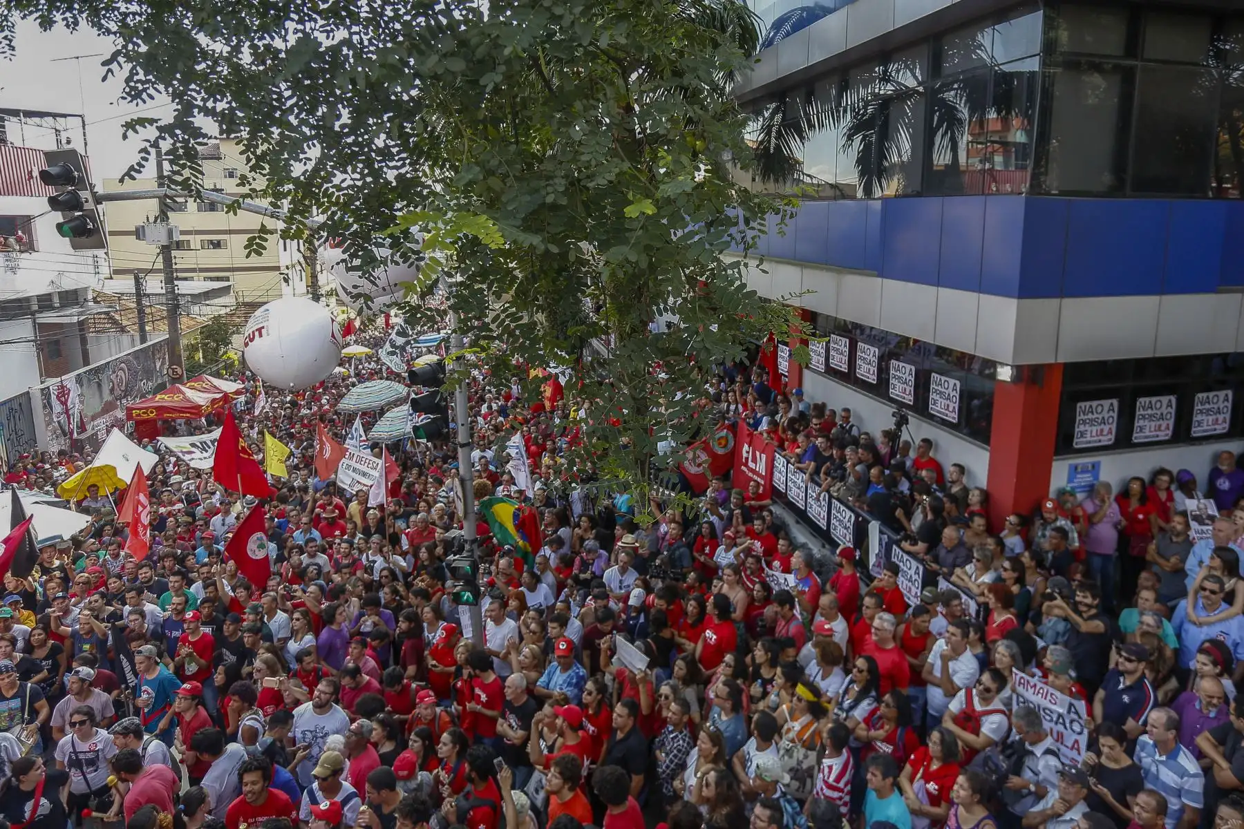 Partidarios del ex presidente brasileño Luiz Inácio Lula da Silva se reúnen en el edificio sindical de los trabajadores metalúrgicos en Sao Bernardo do Campo, Brasil. Foto: AFP