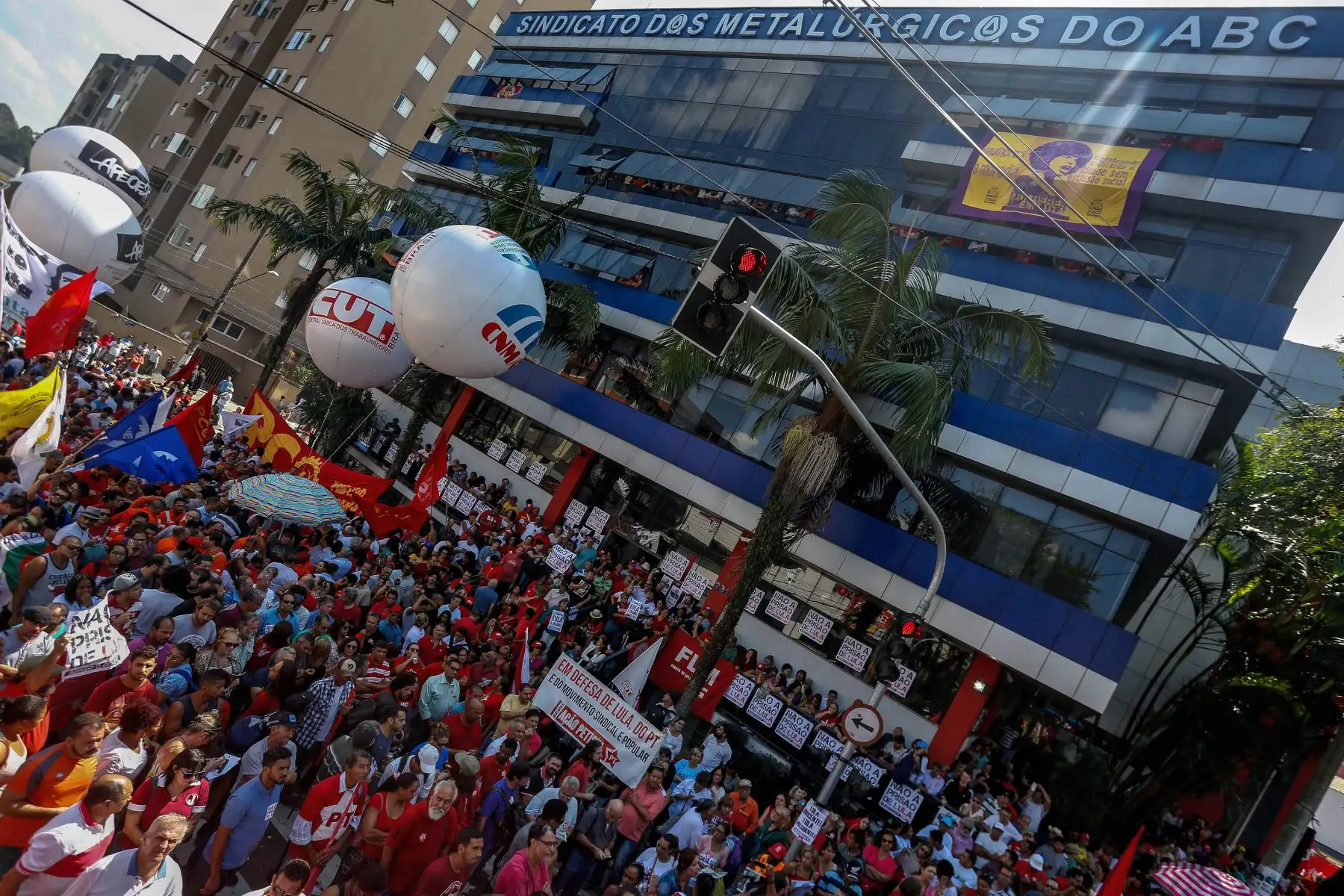 Partidarios del ex presidente brasileño Luiz Inácio Lula da Silva se reúnen en el edificio sindical de los trabajadores metalúrgicos en Sao Bernardo do Campo, Brasil. Foto: AFP